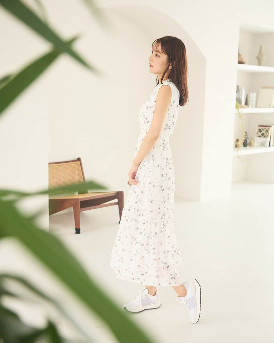 NATURAL BEAUTY BASICのインスタグラム：「石川恋さんが素敵に着こなしてくださった 新作のwebカタログ、第1弾が大好評公開中♪  ■ガーデンフラワープリントギャザー切替ワンピース ¥12,980 tax in size:S/M/PS color:オフベース/クロベース #0173240742  -------------------------  Late summer's One-piece Collection Meets.Ren Ishikawa  NBBから早くも秋のムードを感じさせる ワンピースコレクションが到着。 こっくりと深みのあるカラーリングに、 目を引くドラマチックなプリント… 季節を先取りするItなワンピース6枚を、 石川恋さんがレディに着こなします。  詳しくは @naturalbeautybasic_official プロフィールのURLより webカタログをチェック♪  #石川恋 さん #花柄ワンピース #ワンピース #秋先取り #秋コーデ #夏コーデ #お出かけコーデ #オフィスコーデ #オフィスカジュアル #通勤コーデ #大人可愛い #カラーコーデ  #着回しコーデ #きれいめカジュアル  #ベーシックコーデ #ベーシック #ナチュラルコーデ #トレンドスタイル #シンプルコーデ #ナチュラルビューティーベーシック #naturalbeautybasic」