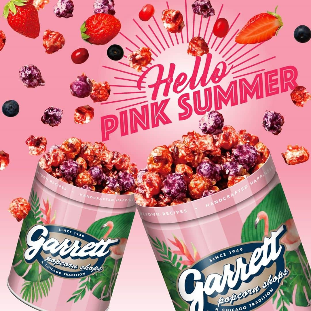 ギャレット ポップコーン ショップスのインスタグラム：「. ベリーづくしの夏の限定レシピ＆デザイン缶が登場🍓  ストロベリー、ブルーベリー、クランベリー３種のベリーを組み合わせた甘酸っぱいミックスレシピ『トリプルベリー キャラメルクリスプ™』。 ベリーのふんわりとした甘さと酸味が口いっぱいに広がります😋 毎年好評の夏だけの限定レシピが再登場👌  淡いピンクに大きなグリーンとフラミンゴを描き、南国のリゾート🏝をイメージした『ピンクフラミンゴ缶』も同時発売。 『トリプルベリー キャラメルクリスプ™』との組み合わせで夏ギフトのコーディネートはお任せください👍  【新商品】  『トリプルベリー キャラメルクリスプ™』  『ピンクフラミンゴ缶』  【発売日】7月14日（金）～  【販売店舗】 　ギャレット ポップコーン ショップス®全店 　オンラインショップ  #garrett #garrettpopcorn #garrettjp #popcorn #ギャレット #ギャレットポップコーン #ギャレットポップコーンショップス #ポップコーン #原宿 #酒々井プレミアムアウトレット #名古屋  #南町田グランベリーパーク #土岐プレミアムアウトレット #岡崎 #ベリー #ストロベリー #イチゴ #いちご」