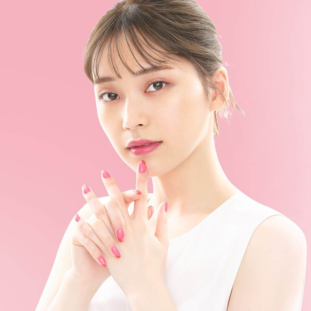 revlon japanのインスタグラム：「🌈ひと塗りで、ビビッド発色💕  大人気の『レブロン カラーステイ サテン インク』から新色が❤ 『レブロン ウルトラ HD スナップ！』から限定色が登場💗  見たまま発色してくれるリップ＆ネイル🌈 見ているだけで元気になれそうな鮮やかなカラーを、この夏のメイクに取り入れてみて😍  7月中旬から順次発売‼お見逃しなく👀  --------------------- レブロン カラーステイ サテンインク ＜新色＞全４色 ＜定番色＞全11色 ＜オンライン限定色＞全3色 各1,760円（税込）  レブロン ウルトラ HD スナップ！ ＜限定色＞全12色 ＜定番色＞全９色 <オンライン限定色>全3色 各1,100円（税込）* --------------------- *2022年限定発売色(012/018/024/029/030)のみ990円（税込）。  #レブロン #レブロンリップ #レブロンカラーステイサテンインク #サテンインク #リップ #サテンマットリップ #マットリップ #落ちないリップ #リップメイク #レブロンネイル #レブロンウルトラHDスナップ！#ウルトラHDスナップ #速乾ネイル #セルフネイル #ネイルケア #ネイルアート #夏ネイル #ヴィーガンネイル #ヴィーガン #ヴィーガンコスメ #ネイル #マニキュア #フットネイル #ペディキュア #LIPSベストコスメ #夏メイク #カラーメイク」