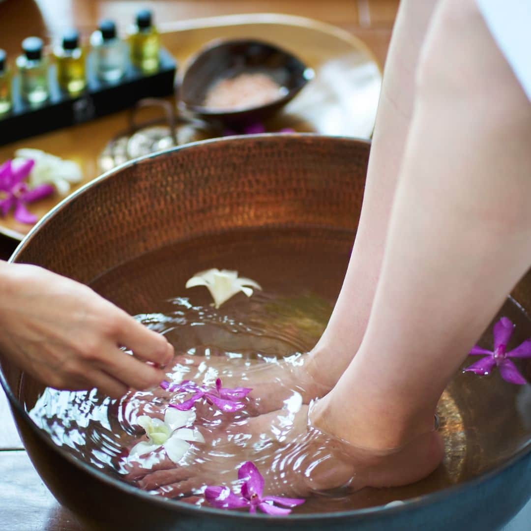Mandarin Oriental, Tokyoさんのインスタグラム写真 - (Mandarin Oriental, TokyoInstagram)「After exploring Tokyo, why not treat yourself to a rejuvenating experience at The Spa at Mandarin Oriental, Tokyo? Indulge in our signature "Oriental Foot Therapy," or reserve a “Time Ritual™," by simply booking a specific time slot and having the treatment tailored to your desires and condition. Immerse yourself in a serene atmosphere filled with pleasant aromas and enjoy a tranquil relaxation time filled with serenity.  東京散策の後は、ザ・スパ・アット・マンダリン・オリエンタル・東京で疲れを癒してみませんか。シグネチャーセラピーのひとつである”オリエンタルフットセラピー”をはじめ、時間枠だけをご予約いただいて、お客さまのご希望やコンディションにあわせて施術内容をカスタムメイドするタイムリチュアル™など、さまざまなメニューをご用意しております。心地よい香りと静寂のなかで、やすらぎに満ちたリラクゼーションタイムをお楽しみください。  … Mandarin Oriental, Tokyo @mo_tokyo#MandarinOrientalTokyo #MOtokyo #ImAFan #MandarinOriental #Nihonbashi #Tokyohotel #thespaatmandarinorientaltokyo  #マンダリンオリエンタル #マンダリンオリエンタル東京 #東京ホテル #日本橋 #日本橋ホテル ＃#ザスパアットマンダリンオリエンタル東京」7月12日 18時00分 - mo_tokyo