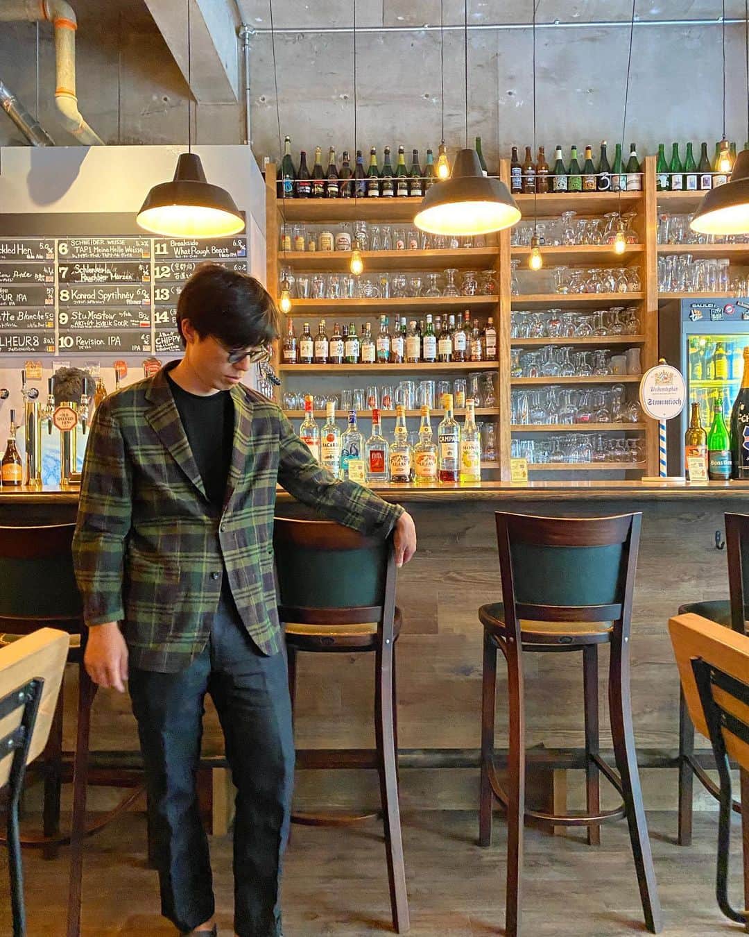 Freeport-ueno/上野さんのインスタグラム写真 - (Freeport-ueno/上野Instagram)「上野はオアシスの宝庫  Freeportから大股25歩  目と鼻の先にございます  @2nd.cooper さん  もその一つ🍺 落ち着いた大人の空間が非常に居心地のいい"craft beer pub"  こんな場所にこそFreeportのアイテムは役立つなと  ビールと共に味わう  最高な瞬間でございます。  D.C.WHITE  マドラスシャツジャケット&リネントラウザー  こちらがあれば大抵のロケーションで活躍してくれるかと。  皆様も是非お試し下さいませ。  #beer#ビール#樽生専門店#2ndcooper  #御徒町  #dcwhite#Madras#jacket#linentrousers  #上野#上野セレクトショップ#御徒町  #Freeport#freeportueno」7月12日 18時10分 - freeportueno