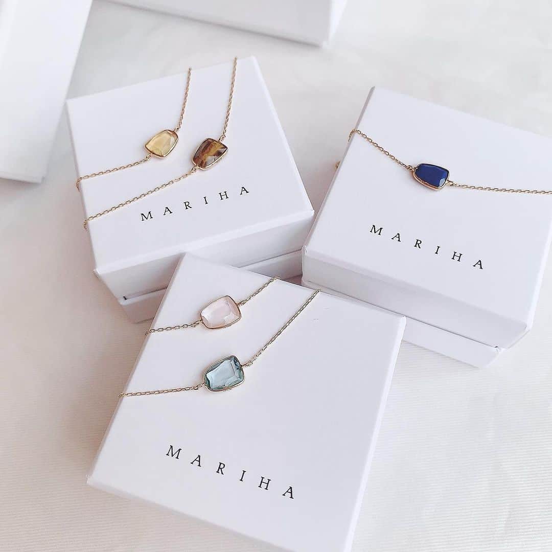 のインスタグラム：「【MARIHA】  マリハの中でも人気の高いシリーズOrganic Gems✨  アンイーブンシェイプの色鮮やかな天然石が スタイリッシュなジュエリーです💎✨  デザイナーが考案したオリジナルカットが、 天然石の魅力を引き出し、 動くたびにきらきらと輝きます😌💫  天然石は1つ1つに意味があるので、 お守りとしてお持ちいただく方も多いです🌿   #MARIHA  #マリハ  #OrganicGems  #オーガニックジェムズ  #カラーストーン  #カラーストーンジュエリー   #天然石  #天然石ブレスレット   #ブレスレット  #お守り  #お守りジュエリー   #bijouxthreec   #ビジュースリーク  #新潟  #古町」