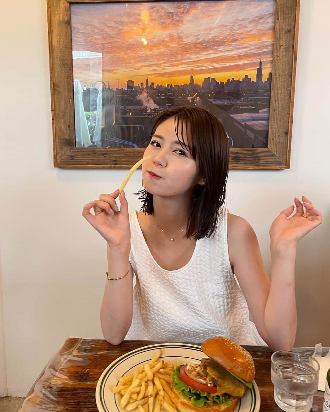 井口綾子のインスタグラム：「夏のテラス席好きだったはずだけど今年は暑すぎて店内ばっかり🥵」