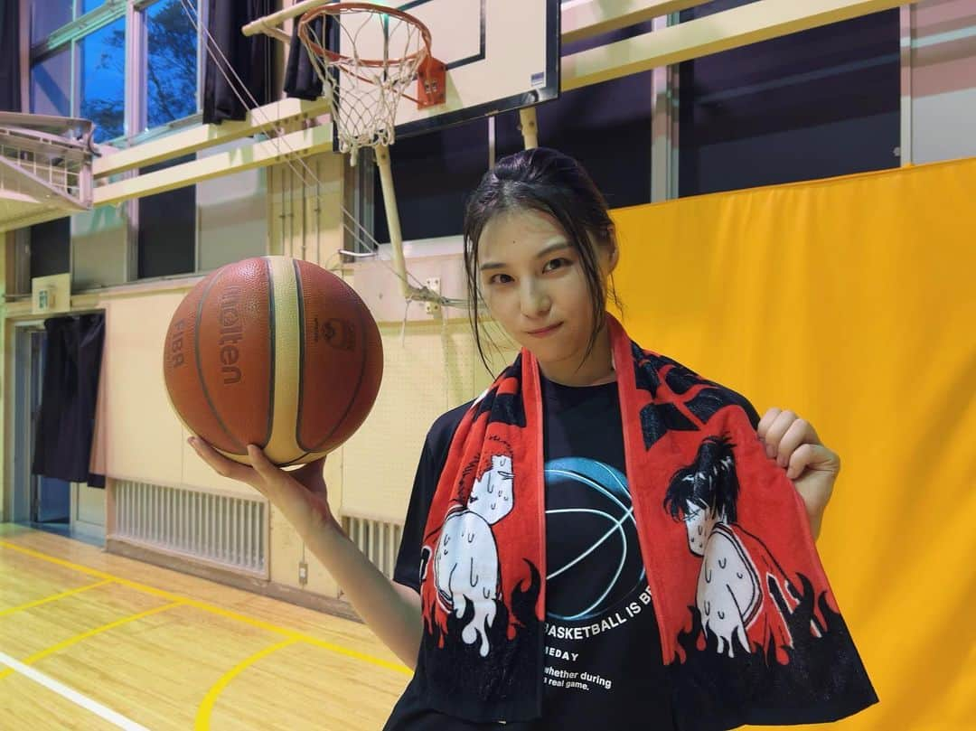 相楽伊織さんのインスタグラム写真 - (相楽伊織Instagram)「🏀  バスケしてきた⛹️‍♀️！ #スラダン タオルも前日に買って気合い満点！！！  5minの5×5を5試合して その後8分のガチ試合に参加させてもらったら心臓が、、🙄🫀  こんなに走ったの高1のバスケ部以来だからね。 そりゃそうだよね。  頑張りました✌🏻  ちな、しっかりつき指したよ。 ドライブで転ぶ寸前だったよ。  でもまたやりたい！！！ #あかん #汗だく #キツイ #もう無理   #バスケ女子 #slamdunk #バスケ  #改めて選手のみなさんの凄さを実感」7月12日 18時10分 - _iorisagara264_