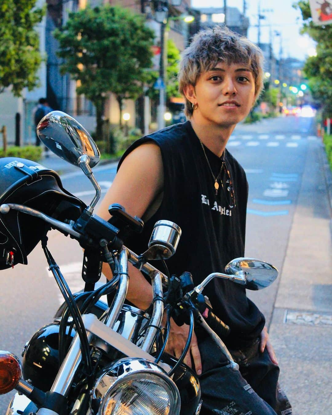 しんたろーのインスタグラム：「人生初！！バイク納車🔥  一緒にツーリングいく人〜？  納車の様子はYouTube「しんたろーchannel」に上がってるからみてね✌️  #bike #バイク#バイクライフ#バイク男子#バイク女子#アメリカンバイク#ドラグスター」