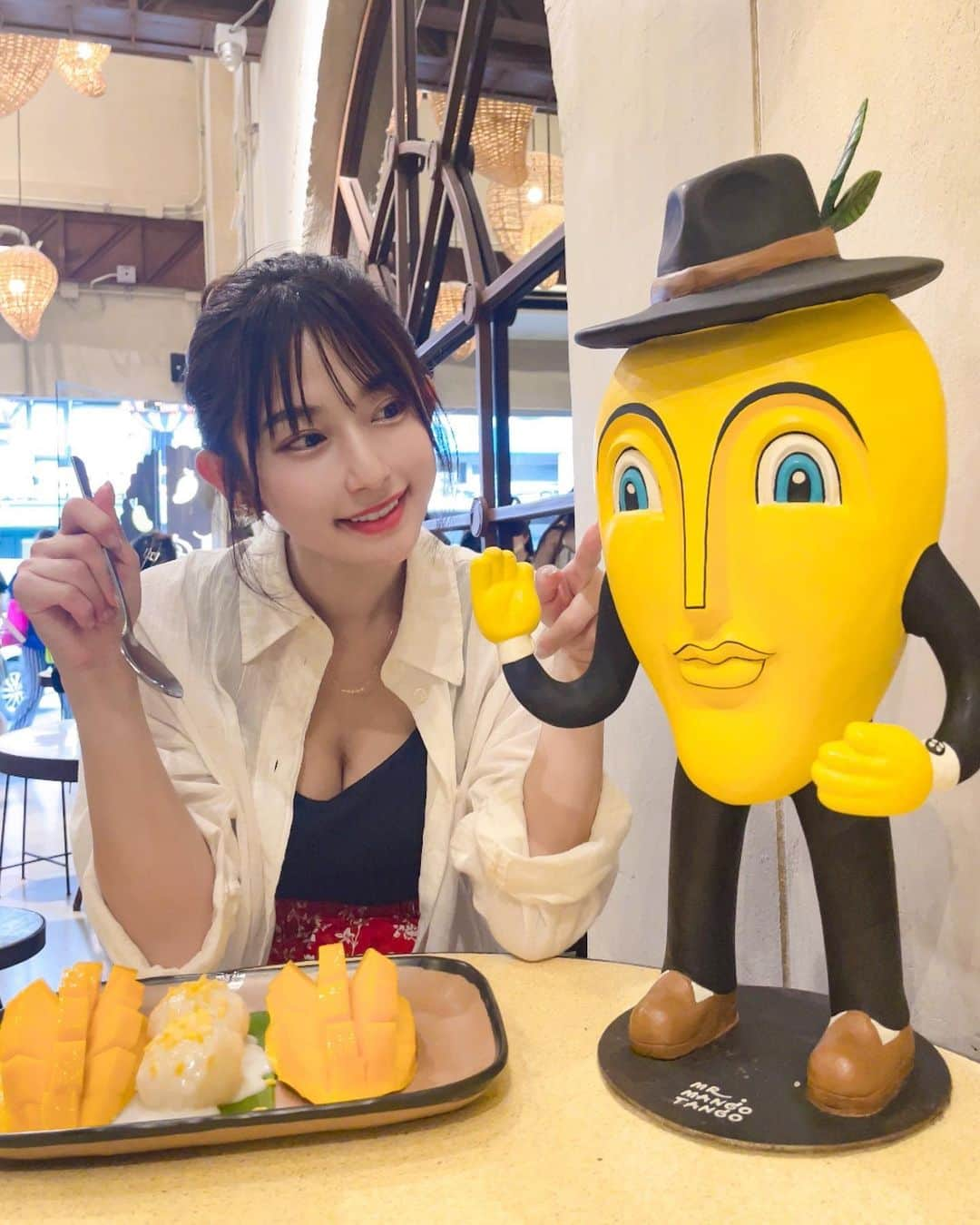 日野礼香さんのインスタグラム写真 - (日野礼香Instagram)「タイで食べたも美味しいもの🥭💛 マンゴーが安くて美味して毎日食べてたー😍 マンゴータンゴにこんなキャラいたっけ？w  タイ料理も大好きだから旅行中ずっとタイ料理でも全然大丈夫だった🙆‍♀️  #thailand #thailandtravel #bangkok #travelstagram #tripstagram #japanesegirl #thaifood #cityphotography #mangotango #タイ旅行 #タイ #お寺巡り  #海外旅行 #旅スタグラム #旅好き女子 #タビジョ #海外旅行好き #旅遊 #旅したくなるフォト #バンコク #バンコク旅行 #グルメ旅 #タイ料理 #タイグルメ #マンゴー #マンゴータンゴ」7月12日 18時05分 - reicheru219