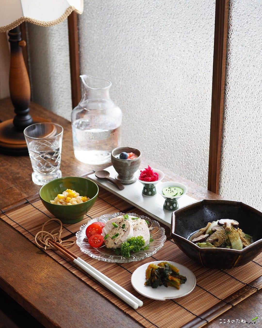 こころのたねのインスタグラム：「⢀⢄ ．．⢄ ⢀𖧧  先日のお夕飯です🍚 ⁡ 【発酵メニュー】 𖧷きのこと白菜の出汁ヨーグルト煮 𖧷鶏ハムの柚子マヨソースがけ 𖧷小松菜のキムチ 𖧷紫キャベツのマリネ 𖧷きゅうりの浅漬け 𖧷とうもろこしの炊き込みピラフ 𖧷豆乳ヨーグルト・すももの甘酒ジャムとブルーベリー添え ⁡ うつわの詳細は、 たち吉 @tachikichi_kyoto さまでチェックしてみてくださいね✨ ⁡ たち吉×こころのたね。 タイアップ投稿中✧ ⁡ 今日もお疲れさまでした🍹 ⁡ ⁡ ⁡ 日々のキロクは𝔸𝕞𝕖𝕓𝕒ブログにも✍️ @kokoronotane ．．⢄ ．．⢄ ⢀⢄ ．⢀𖧧」