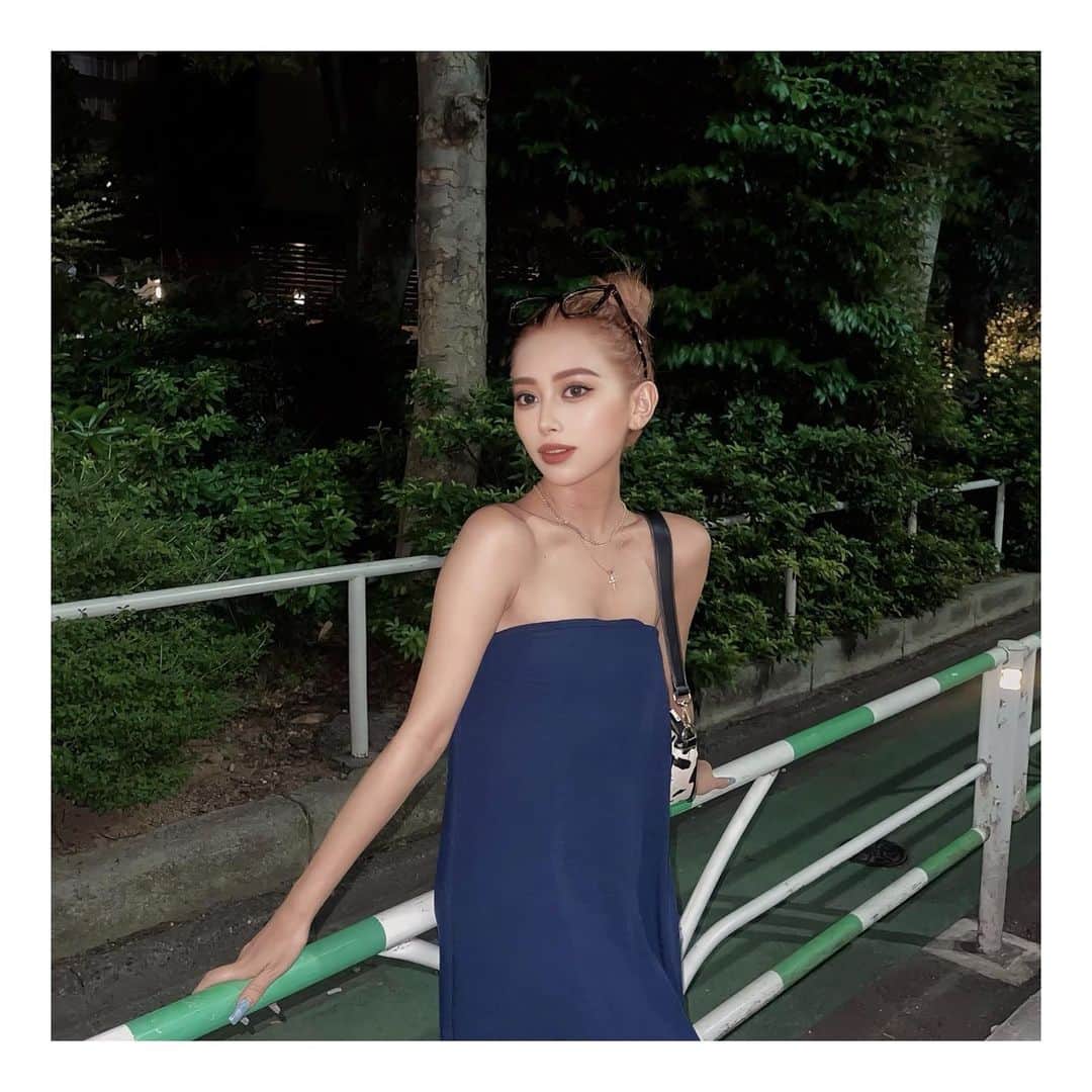 松葉愛海のインスタグラム：「最近暑過ぎてお団子率高めです🧸🩶  本当に暑過ぎるからみんな熱中症気をつけて☀️💦  こまめに水分補給して下さい🥤  ・ ・  @tclinic_shinjuku で【肩ボトックス】をしてから 3週間経ちました💉  もう本当に鎖骨の出方が違い過ぎて もっと痩せた？って言われるようになった☹️w  てぐらい鎖骨が前より綺麗に出てきた✨  @tclinic_sagara 先生のお陰🧑🏻‍⚕️✨  いつも有難うございます🩶」