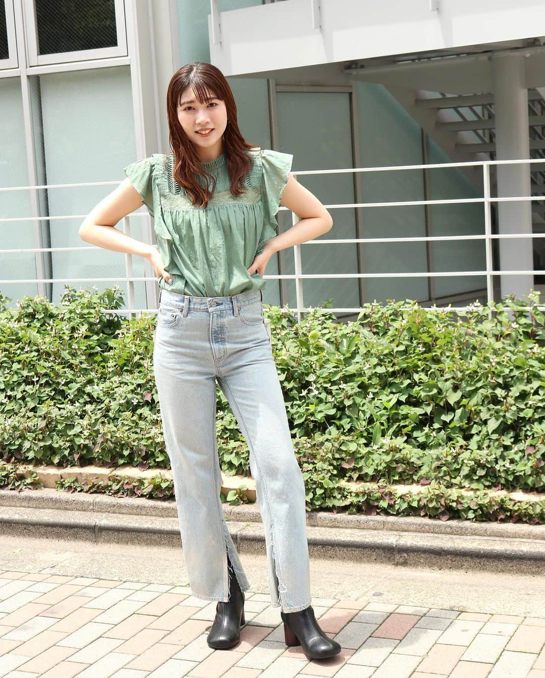 Ungrid staff snapのインスタグラム：「人気のコットンブラウスに新色が登場🍀  @kyoka_koga_ 163cm @azumi_kishimoto_ 152cm kaori_kobayashi_ 164cm  #コットンノースリフリルブラウス ¥8,800(tax in) オフホワイト/ブラック/グリーン  スリーブのフリルのボリュームが可愛く、二の腕もカバーしてくれるのが嬉しい！ レースやタックのディテールが繊細で女性らしさも叶う一着😌  ーーーーーーーーーーーーーーーーーーーーーーーーーーーー ☑︎商品詳細は製品タグ or TOPページURLよりチェック   » @Ungrid_staffsnap  #Ungrid #ungrid_official #ungridコーデ #アングリッド #カジュアル #カジュアルコーデ #カジュアルスタイル #シンプル #シンプルコーデ #シンプルスタイル #夏コーデ #夏スタイル #ブラウス」