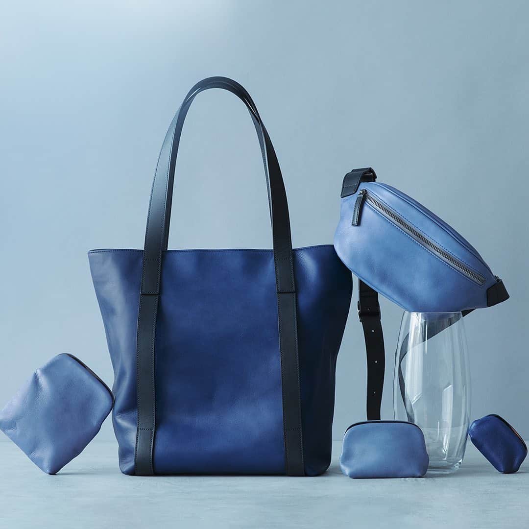 土屋鞄さんのインスタグラム写真 - (土屋鞄Instagram)「NEW SUMMER ITEMS from JAPANMOTIF Ai  8/3（木）に発売する「JAPANMOTIF Ai」コレクションは、「濃」「淡」の2色の藍色を用意。使い込むほどつやが増し、柔らかくなじむ藍染の革。デニムのように、長期の使用や摩擦による色落ちを楽しめます。  ※画像3枚目、左：新品、右：使用歴1ヶ月  #JAPANMOTIFAi #土屋鞄 #革 #革製品 #革鞄 #トートバッグ #ハンドバッグ #ボディバッグ #革財布 #leather #leatherbag #totebag #craftsmanship #creativity #timeless #madeinjapan #TSUCHIYAKABAN」7月12日 18時08分 - tsuchiya_kaban