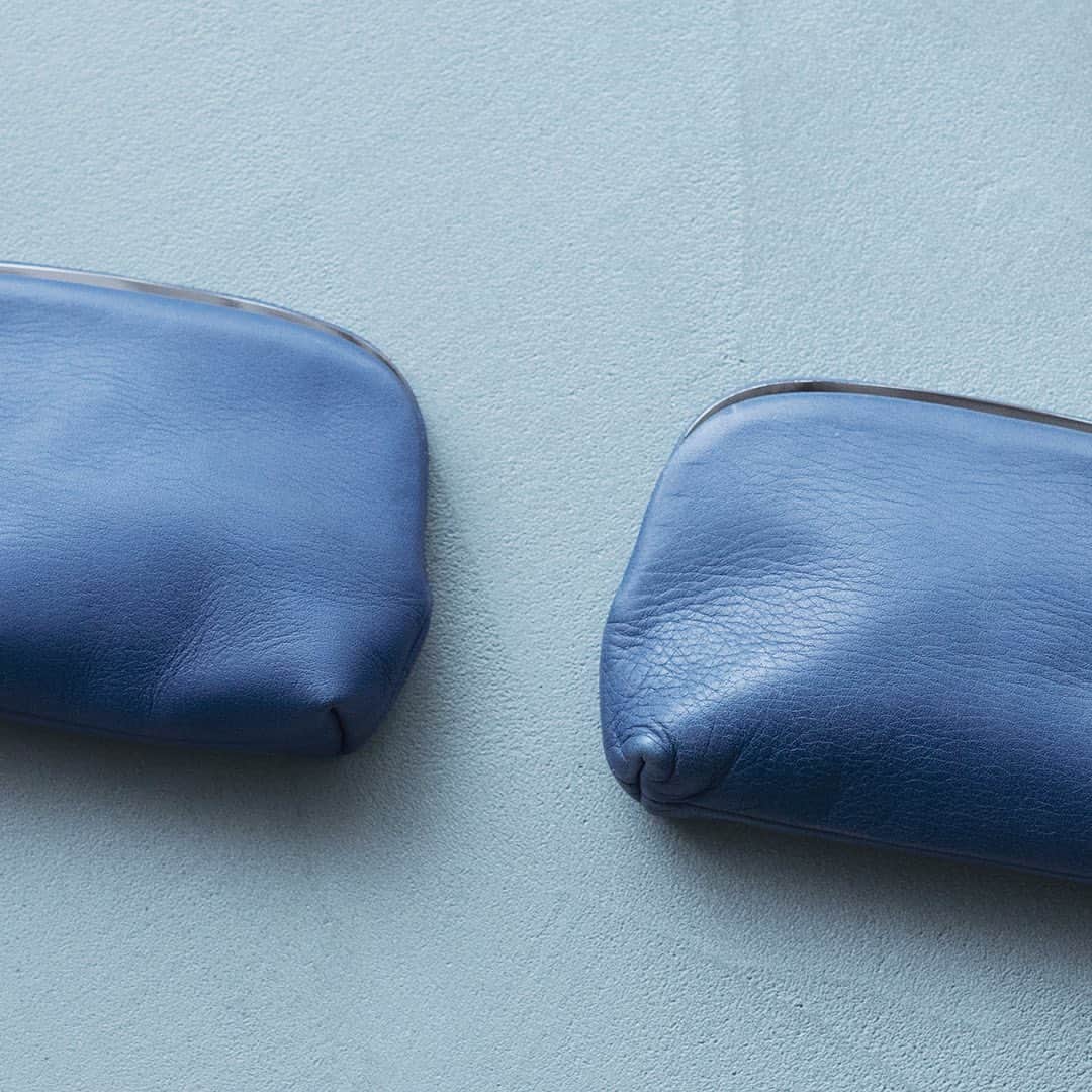 土屋鞄さんのインスタグラム写真 - (土屋鞄Instagram)「NEW SUMMER ITEMS from JAPANMOTIF Ai  8/3（木）に発売する「JAPANMOTIF Ai」コレクションは、「濃」「淡」の2色の藍色を用意。使い込むほどつやが増し、柔らかくなじむ藍染の革。デニムのように、長期の使用や摩擦による色落ちを楽しめます。  ※画像3枚目、左：新品、右：使用歴1ヶ月  #JAPANMOTIFAi #土屋鞄 #革 #革製品 #革鞄 #トートバッグ #ハンドバッグ #ボディバッグ #革財布 #leather #leatherbag #totebag #craftsmanship #creativity #timeless #madeinjapan #TSUCHIYAKABAN」7月12日 18時08分 - tsuchiya_kaban