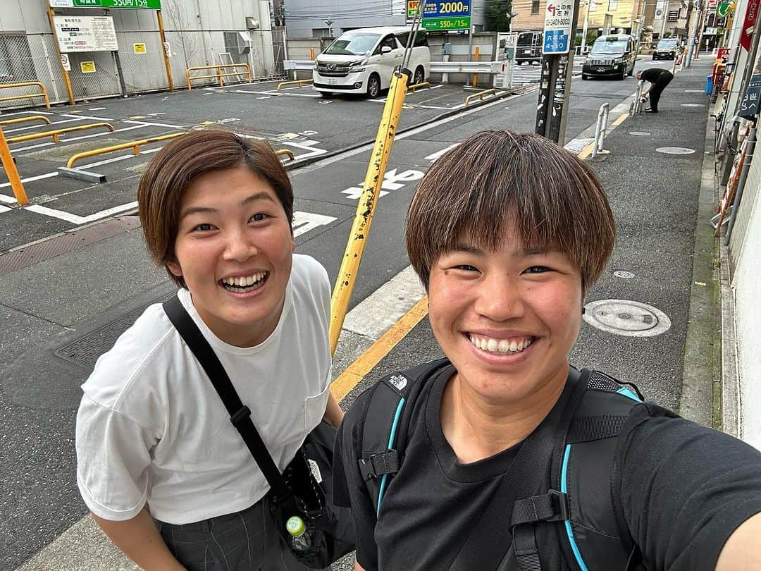 武仲麗依のインスタグラム：「関東遠征🚄🚃 #浅野菜摘 2人で会うの初めてやのに めちゃくちゃ喋った!! 行く店どこも癖強い人多めだった😂  #小山季絵 #倉持明日香 喋るのに夢中で写真がありません。笑 なので私のタオル持って貰って写真撮りました。笑 けろちゃんにも渡すつもりが渡し忘れ🙄 なんでこんなネタ尽きんねんやろってぐらい いつも喋ってる🤣  #菅澤優衣香 優しすぎるゆいぴーーー☺️ 会うたびに優しくなってんじゃないかってぐらい ほんまに優しい人🥰 これからも仲良くしてください😊  #岩渕真奈 相変わらず面白い人だった🤣 真奈の空気感好き🫶 またそのうち会いましょ!! あ、韓国旅行行くなら一緒行くで？笑  #大賀理紗子 仲良くなったキッカケはよくわからんけど なんか仲良し😂 いつも相手してくれてありがと🤗  #甲斐潤子 もう苗字違うけど。笑 この関東にいる間ほぼお世話になってました!! 9歳も上やのに何から何まで ほんまにありがとうございました🙇‍♀️ 引っ越して神戸におらへんのは寂しいけど また遊びに来ますね!! 杉野さんもありがとうございました〜😊  これにて関東遠征終了🔚 これから仙台に移動します🚄」