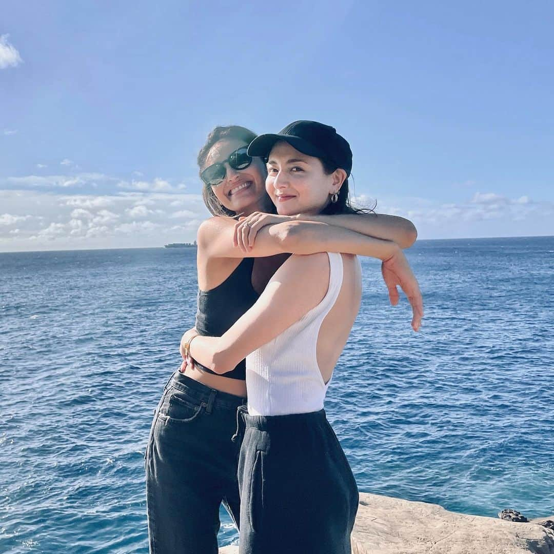 エリーローズさんのインスタグラム写真 - (エリーローズInstagram)「Thinking of you @liveglenwood 🫶🏻  From the crystal blue waters to the delightful sip of homemade celery juice, our reunion early this year in Hawaii was a dream come true. As we sailed on the boat cruise, time slipped away, leaving behind endless conversations that were never enough. Forever grateful for the bond we forged as teenagers, and the memories we continue to create. Here's to a friendship that knows no bounds🤍”」7月12日 18時19分 - ellirose