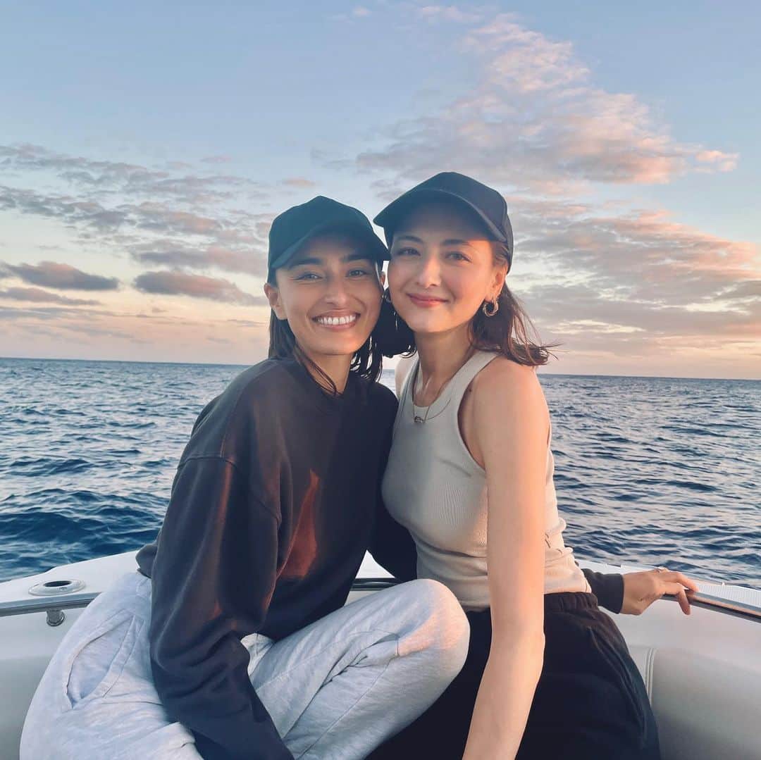 エリーローズのインスタグラム：「Thinking of you @liveglenwood 🫶🏻  From the crystal blue waters to the delightful sip of homemade celery juice, our reunion early this year in Hawaii was a dream come true. As we sailed on the boat cruise, time slipped away, leaving behind endless conversations that were never enough. Forever grateful for the bond we forged as teenagers, and the memories we continue to create. Here's to a friendship that knows no bounds🤍”」
