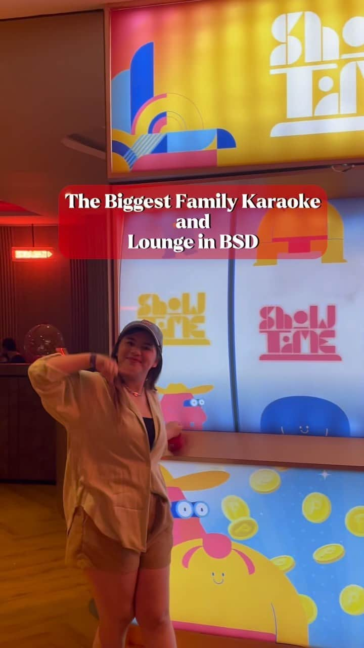 タリア・イファンカ・エリサベスのインスタグラム：「MAU KARAOKE LAGIII DISINI🥺🥺🫶🏻✨ @itshowtime.id @ararasabsd   #reelsinstagram」