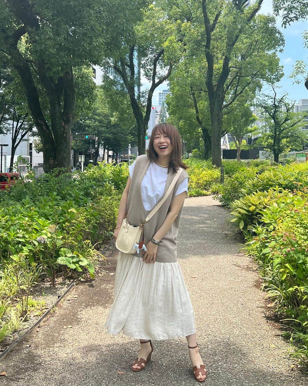 あいりのインスタグラム：「午前中、あまりにも天気が良かったから そろそろ梅雨明けかも〜なんて思っていたら、夕方に突然の大雨&雷☔️⚡️ さすが梅雨ですね〜😅 今年の梅雨は雷が多い😩  きっと名古屋の梅雨明けはもうすぐ☺️ 梅雨が明けたら今度は茹だるような暑さがやってくる〜😱  そんな今日のコーデは 柔らかく淡いカラーで🤍  #梅雨 #40代コーデ  #40代ファッション」