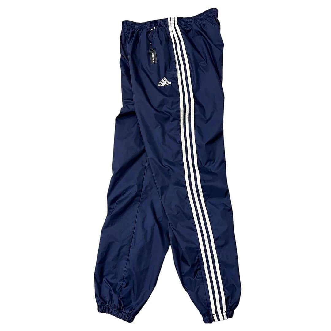 ジャムルのインスタグラム：「90's- adidas ナイロンパンツ navy ¥6200+tax(6820) . 90年代頃のadidas パフォーマンスロゴナイロンパンツ。  ネイビーベースに永遠の定番、3本ライン。 何を合わせてもしっくりきます。 .  WEB SHOPに入荷しております。 是非ご覧ください。 jammru.com  #お問い合わせはお電話で承ります #jammru#adidas #osaka  #fashion  #streetstyle  #streetfashion  #vtg  #vintage  #used  #usedclothing  #古着 #古着屋 #ファッション #70s #80s #90s」