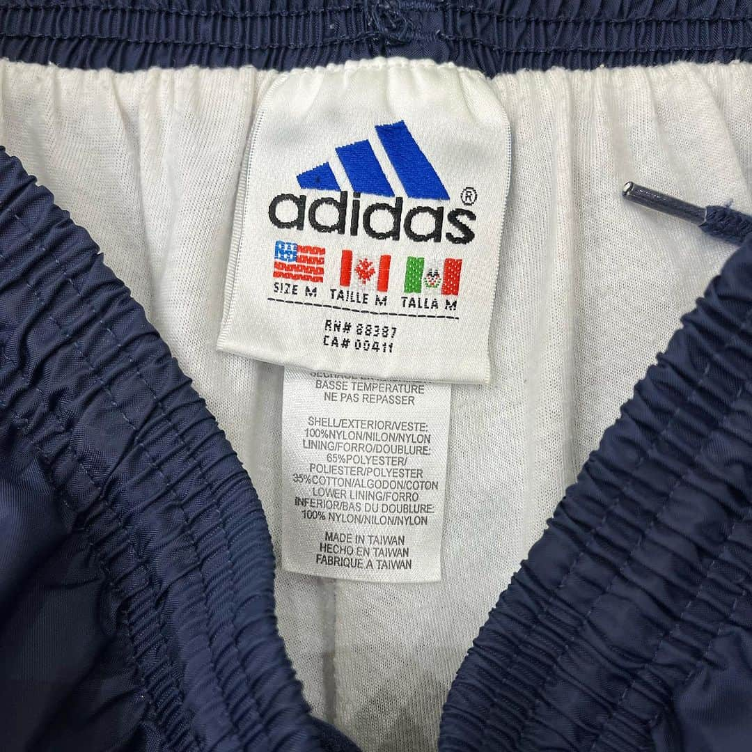 ジャムルさんのインスタグラム写真 - (ジャムルInstagram)「90's- adidas ナイロンパンツ navy ¥6200+tax(6820) . 90年代頃のadidas パフォーマンスロゴナイロンパンツ。  ネイビーベースに永遠の定番、3本ライン。 何を合わせてもしっくりきます。 .  WEB SHOPに入荷しております。 是非ご覧ください。 jammru.com  #お問い合わせはお電話で承ります #jammru#adidas #osaka  #fashion  #streetstyle  #streetfashion  #vtg  #vintage  #used  #usedclothing  #古着 #古着屋 #ファッション #70s #80s #90s」7月12日 18時11分 - jammru