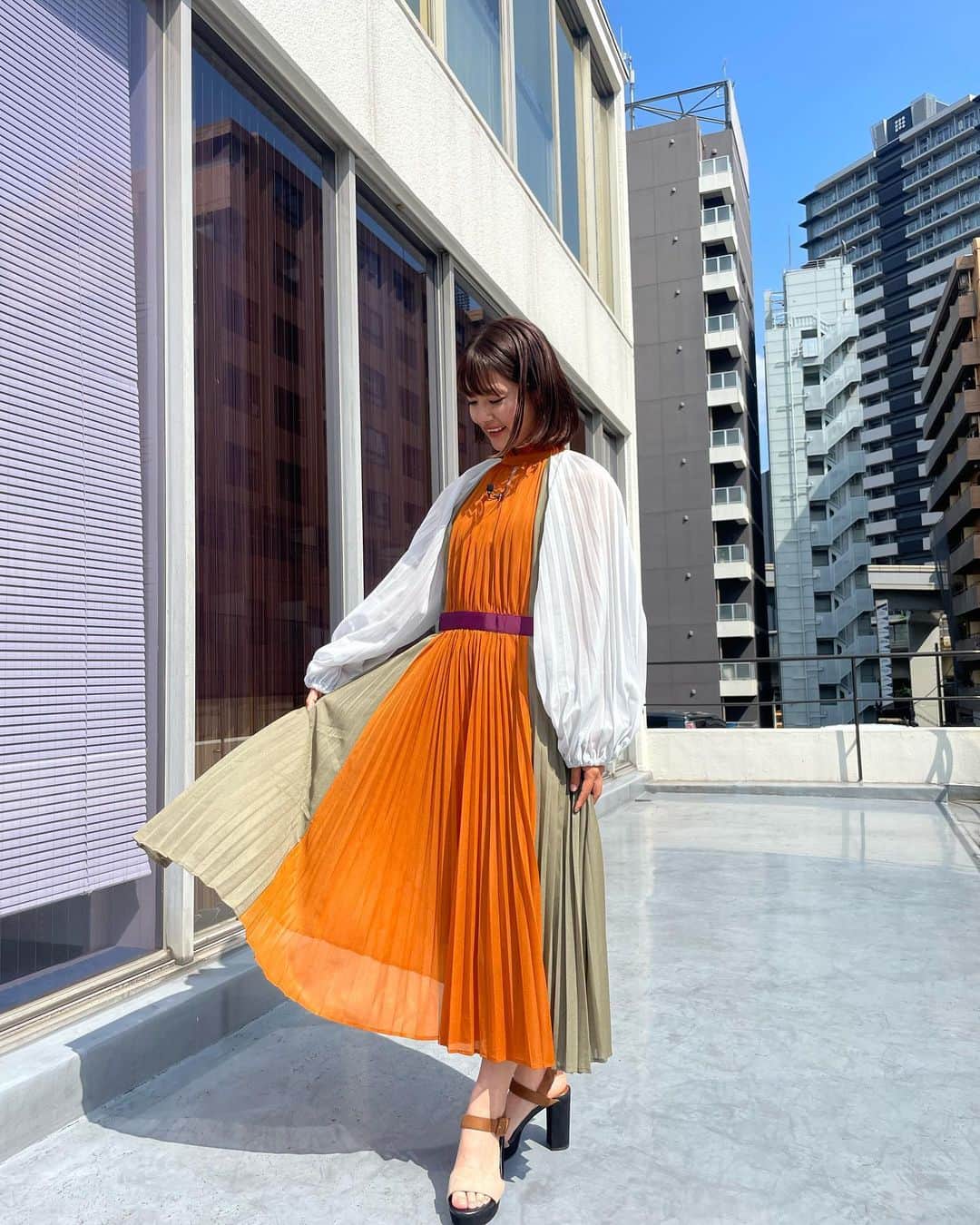 晴山由梨のインスタグラム：「ふわふわヒラヒラの衣装でした👗✨  最近オレンジが好きで、何かとオレンジ選びがち🍊🧡  ワンピース： @adelly.tokyo   #釣りうぇーぶ #釣りビジョン #衣装」