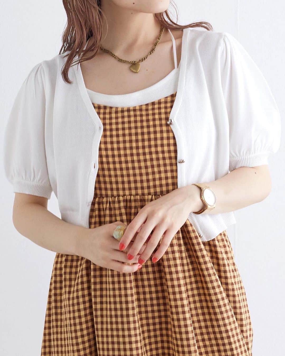 w closetさんのインスタグラム写真 - (w closetInstagram)「【pick up item】  "欲しい！と思ったら保存しておくと便利♪" _______________  ハートボタンVネックカーディガン \ special price / ¥7,590→¥3,190 color : ホワイト　イエロー　レッド　ブラック  きらっとしたハートボタンがキュートな1枚♡  肩のギャザーとぽわん袖が女性らしさを演出します プルオーバーとしても羽織としても使える万能アイテム◎ _______________  #wcloset#ダブルクローゼット#wclo_snap#ダブクロ#リゾートコーデ#新作コーデ#夏トレンド#夏スタイル#サマーコーデ#トレンドアイテム#夏カラーコーデ#カラーコーディネート#スタイルアップコーデ#カラーアイテム#夏コーディネート#夏トップス#クロップド丈#夏アイテム#ハートモチーフ#ハートボタン#サマーニット#パフスリーブ#短丈トップス#赤コーデ#カーディガン#カーディガンコーデ#レッドコーデ #イエローコーデ#ホワイトコーデ#ブラックコーデ」7月12日 21時00分 - wclosetwearsinc