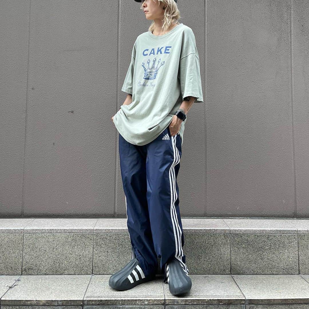 ジャムルのインスタグラム：「1996's　CAKE ¥25000+tax(27500) . 90's- adidas ナイロンパンツ navy ¥6200+tax(6820) .  WEB SHOPに入荷しております。 是非ご覧ください。 jammru.com  #お問い合わせはお電話で承ります #jammru#adidas #osaka  #fashion  #streetstyle  #streetfashion  #vtg  #vintage  #used  #usedclothing  #古着 #古着屋 #ファッション #70s #80s #90s」