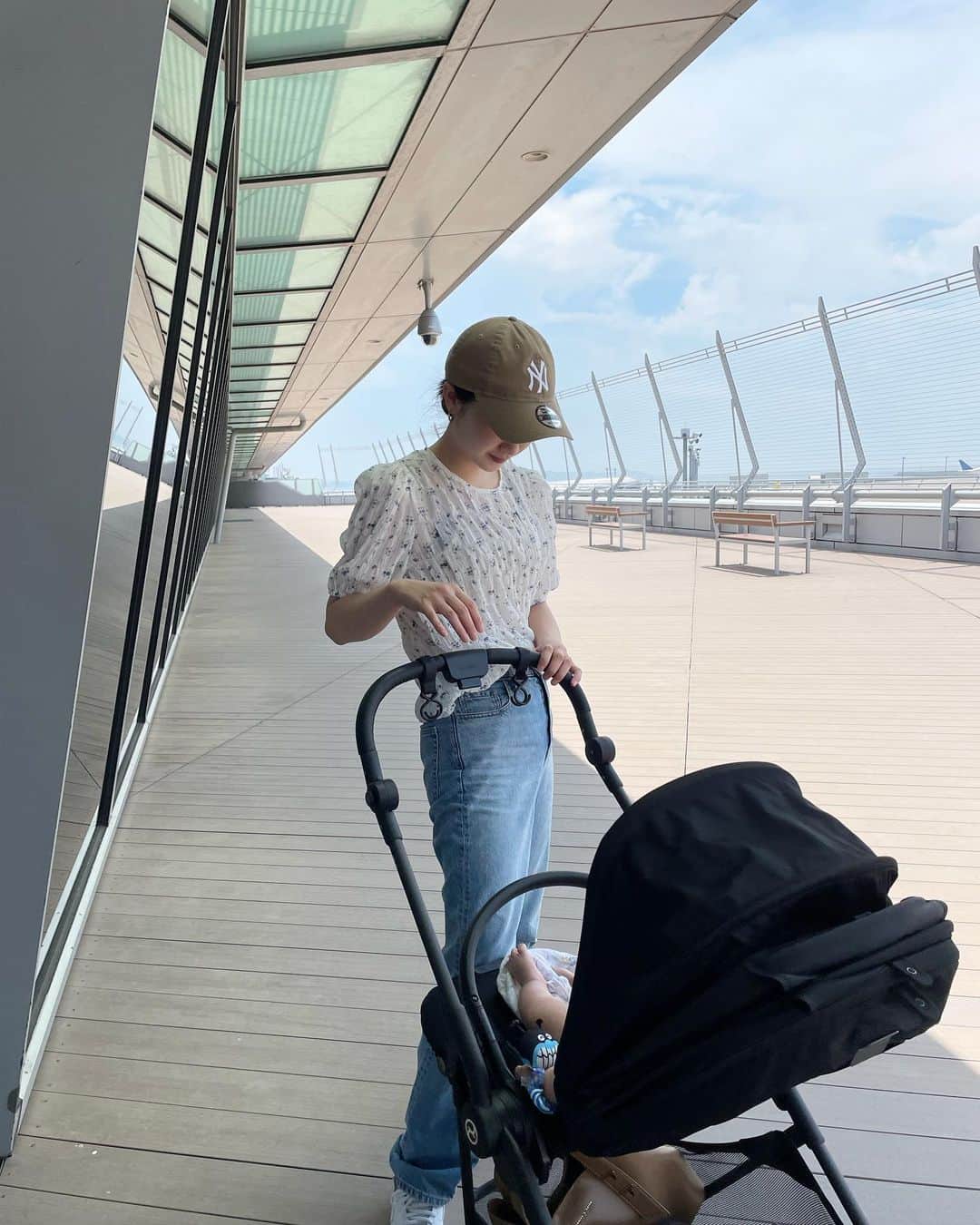 花那のインスタグラム：「セントレアでお散歩したよ✈︎ . . #双子#生後4ヶ月 #双子ママ #お散歩」