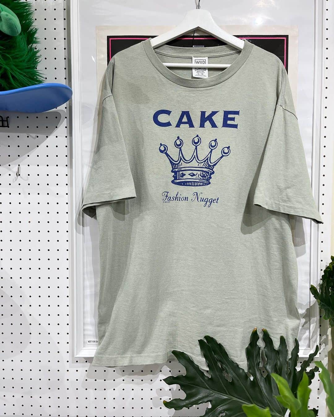 ジャムルのインスタグラム：「1996's　CAKE ¥25000+tax(27500) . アメリカのカリフォルニア州サクラメントで結成されたバンド、CAKE。  王道のアメリカン・ロックをベースとしながらも乾いたギターの音色に、 どこか哀愁漂うサウンドと独自のグルーヴ感でコアな音楽ファンに支持される人気のバンドです。  こちらは96年にリリースした2nd アルバム「FASHION NUGGET」のTシャツ。 現在でも人気の高いCAKEの中でも歴史的名盤！ アルバムジャケットと同じクラウンのグラフィックにコピーライト入りも嬉しい！！ .  WEB SHOPに入荷しております。 是非ご覧ください。 jammru.com  #お問い合わせはお電話で承ります #jammru#jammru_tee#vintagetshirt #vintagetee#vintagebandtee#cake #osaka  #fashion  #streetstyle  #streetfashion  #vtg  #vintage  #used  #usedclothing  #古着 #古着屋 #ファッション #70s #80s #90s」