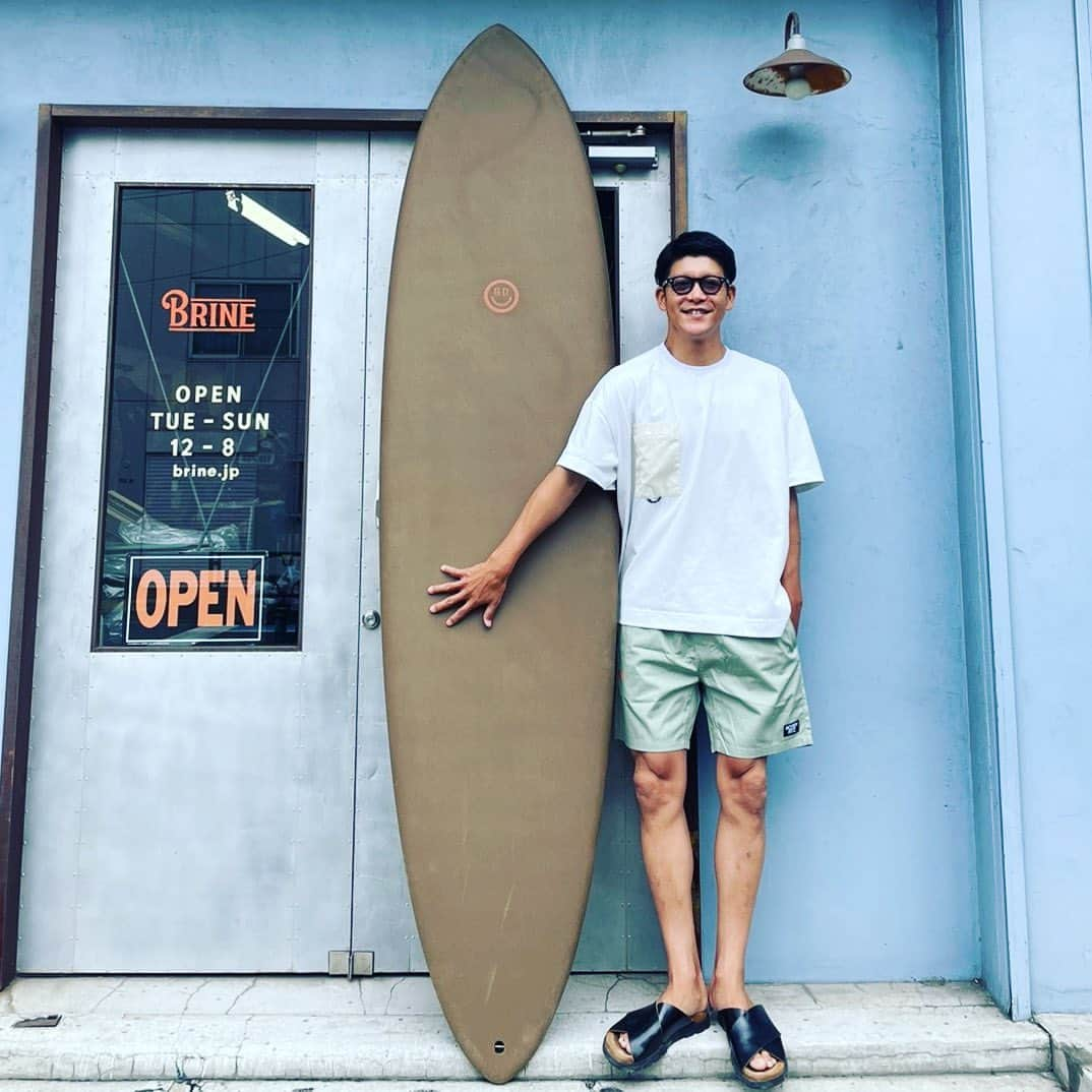 駿河太郎のインスタグラム：「@beacheddays_official  から発売中の @christensonsurfboards の c-bucketをベースにした EPSソフトトップのsurfboard  僕が乗ってるのは7.11  今回、乗り味など紹介します！  正直、めちゃくちゃオモロいす 長さは7.11ですが テイクオフの早さは9ftくらいの感覚 ソフトボードではあるので レールはまあまあ分厚いです  なので、レールトゥレールじゃなく、レール入りそうになったら抜いてって感じで… リラックスしつつ、グライドしてく感じで乗ったら最高 でも軽くて反発もあるので、トップでの切り返しも反応早いし、ボトムトゥトップで登り過ぎるくらい伸びる… （伸びすぎて越えちゃって…慣れるのに少し時間要りました😂）  あと… ワックスフリーで見た目と取り回しはめちゃくちゃ良いんですが  ボードショーツでのライディングだと 股のあたり、正直擦れます😂 ロンジョンなど ウェットスーツの着用をお勧め致します  でもめちゃくちゃオモロい板です  PUの @christensonsurfboards の板はかなり高くなっちゃって、手が出ない‼️  でもクリスの板乗ってみたいって人や、サーフィン始めたばかりの人、普段ショートやけど小波用に気にせず遊べる板が欲しいって方はオススメです  詳しくは　@kiyomo_online にて　どうぞ〜‼️」