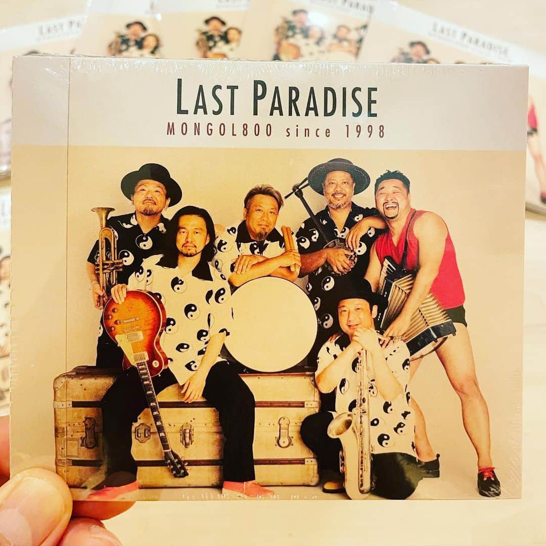 シーサーのインスタグラム：「． ． 7月12日 大安吉日 モンパチ9枚目のアルバム "LAST PARADISE" リリースおめでとう㊗️🎉👏👏👏  2人の歌、演奏、空気感がとても心地よく ボク（ら）はそのステキな楽曲たちに そっと（いや、けっこうな気合いを入れた!!） 手を添え気持ちを入れさせてもらいました。  レコーディングしていてとても楽しかった◎  25年活動している中の大切な作品の1枚に参加させてもらえて ありがとうとおめでとうの感謝しか言葉が出てこないけど 本当におめでとう！！本当にありがとう！！  生きてると色んな事があるけれど 今までの自分の音楽人生の中で 間違いなく1番の宝物。  何はともあれ、聴きまくって、 ライブにきて、歌って踊って、 モンパチをみんなで一緒にお祝いできたら サイコウです🤙  おめでとー！！おめでとー！！㊗️㊗️ ピス！  #MONGOL800 #モンパチ #モンパチ25th  #LASTPARADISE」