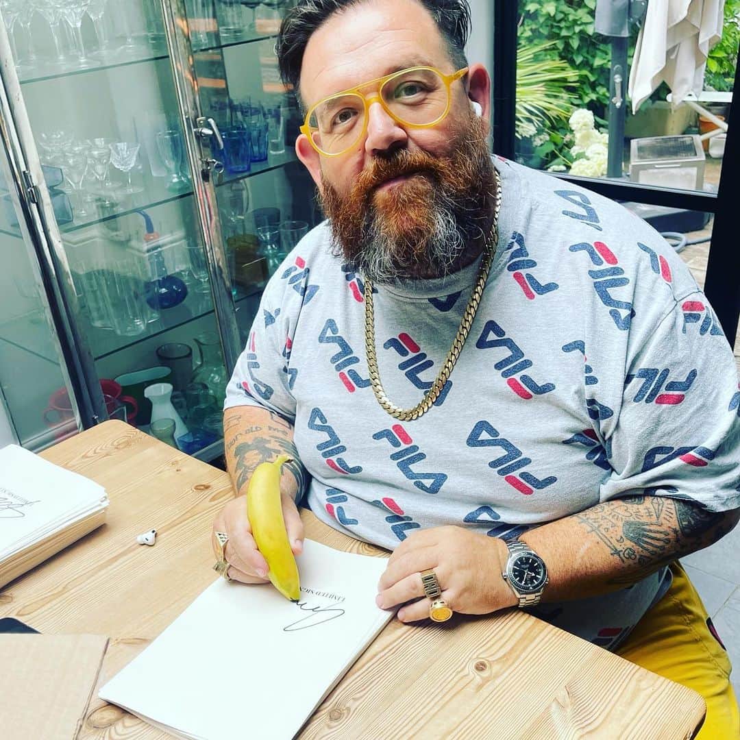 ニック・フロストのインスタグラム：「Busy signing tip-ins for the new book! When you write a cook book you have to sign it with food. It’s in the contract.  #asliceoffriedgold  #tastemymemories」