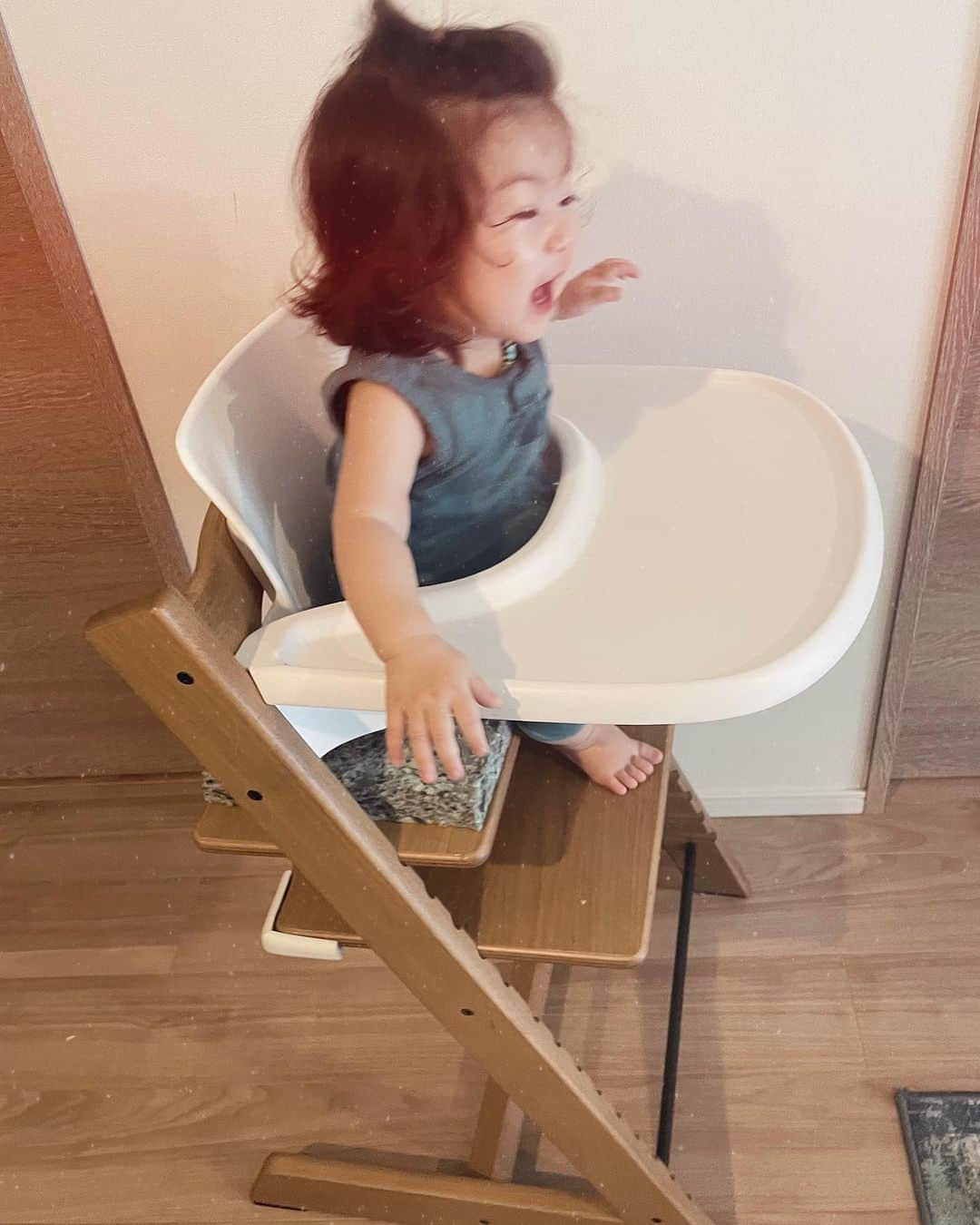 マリエのインスタグラム：「Our must have for baby Ola! @stokkejapan 我が家が選んだストッケライフ❤️‍🔥 ポイントは長く使えることと安全安心❤️‍🔥 今お家では定番のストッケにのるとああ！ご飯の時間！ってわかるみたい^ - ^ ジェットキッズのエアクッションは小さく折りたためて外側も洗えるからすごくスタイリッシュで安心！ 3歳からだけど、大人の私がリラックスように使っておりますwOlAも3歳になったらこれでいっぱいあそう！ ストッケから新しいハイチェア  7月5日に出たばかりの"Nomi / ノミを選んだよ！ 人間工学に基づいた安全性が高いデザインで、 OlAに合わせた高さのアジャストが簡単になって、私でも簡単にアジャストできる様になったことに感動！大人まで 座れる使えるの！ #STOKKE #ストッケ #stokkenomi #ストッケノミ」