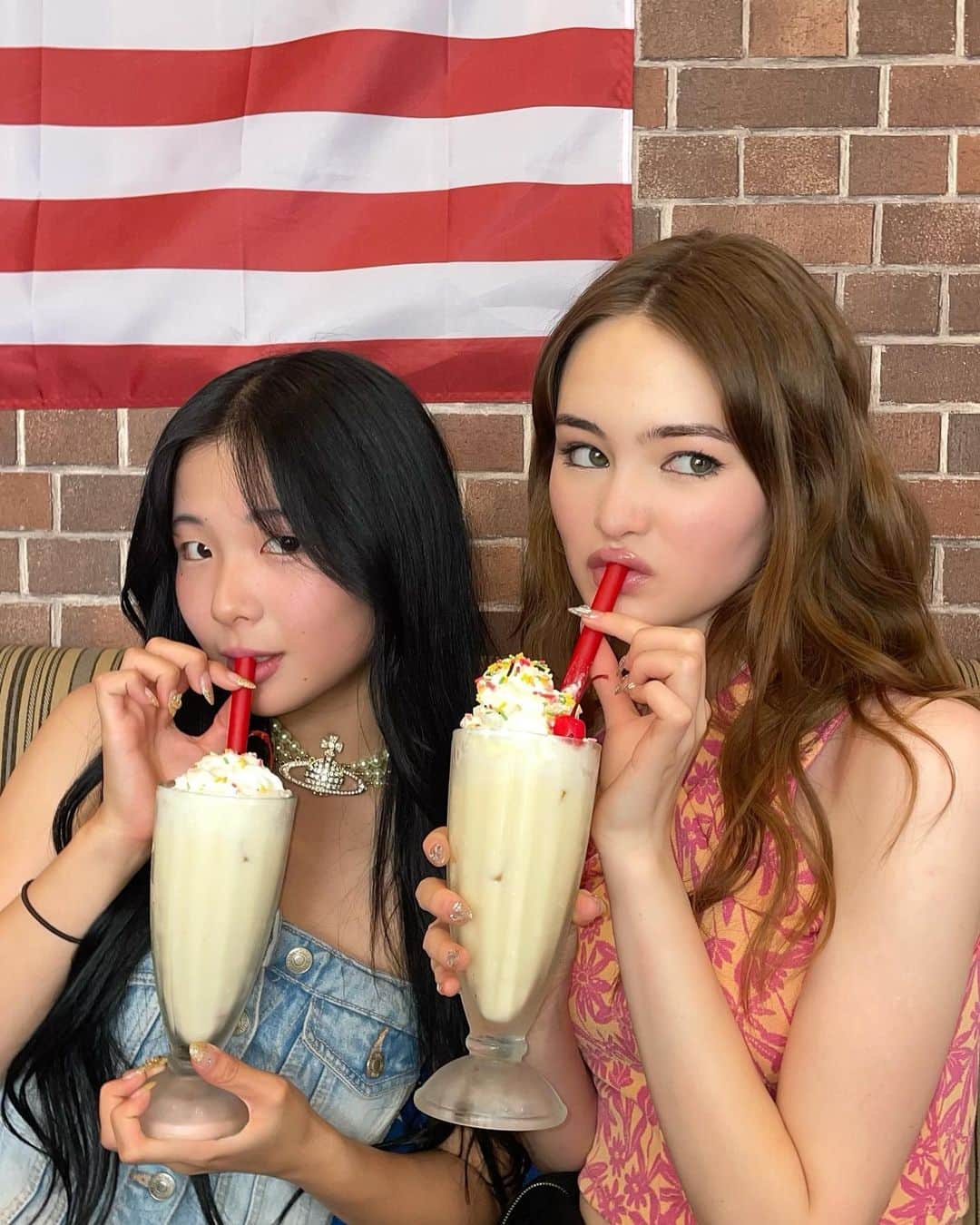 アリーシャのインスタグラム：「Milkshakes and giggles, what else?🐄 @jung_ju11」