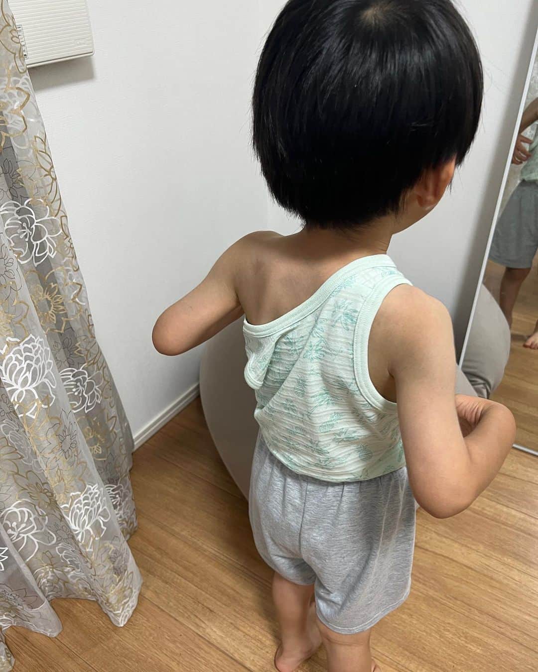 ヒラヤマンのインスタグラム：「なんで原始人みたいな着方する？w #5歳男の子」