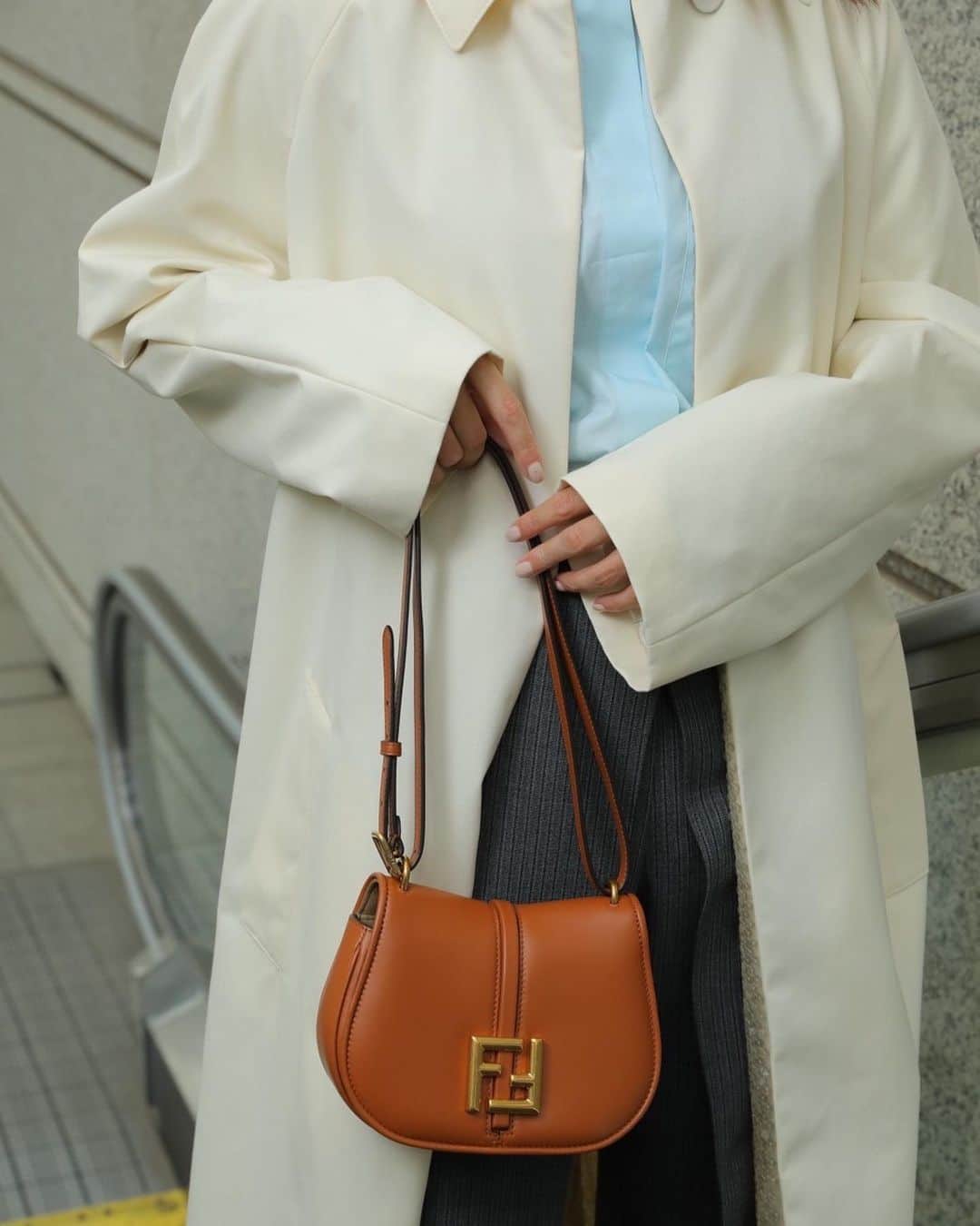 石川恋さんのインスタグラム写真 - (石川恋Instagram)「@fendi Women’s Autumn/Winter 2023-24 Collection⚡️ 爽やかな色合いとメンズライクなシルエットがツボでした。 コーデに合わせてヘアメイクもキリッと☺️ #FendiFW23 #PR @mrkimjones @silviaventurinifendi @delfinadelettrez」7月12日 18時35分 - ren_ishikawa