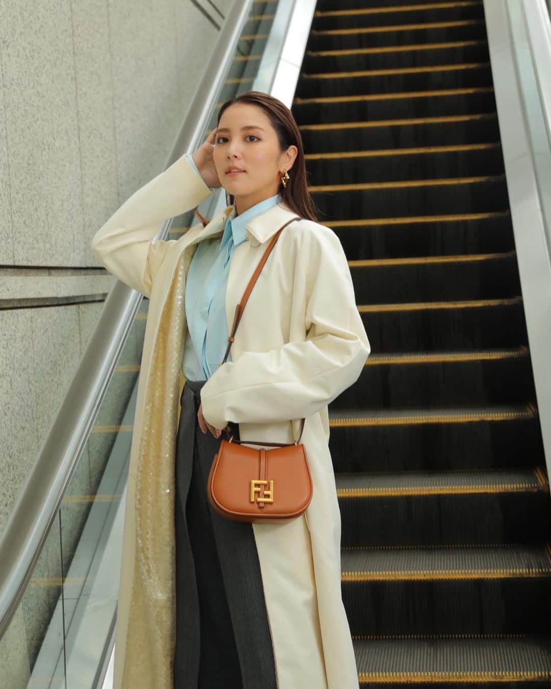 石川恋さんのインスタグラム写真 - (石川恋Instagram)「@fendi Women’s Autumn/Winter 2023-24 Collection⚡️ 爽やかな色合いとメンズライクなシルエットがツボでした。 コーデに合わせてヘアメイクもキリッと☺️ #FendiFW23 #PR @mrkimjones @silviaventurinifendi @delfinadelettrez」7月12日 18時35分 - ren_ishikawa