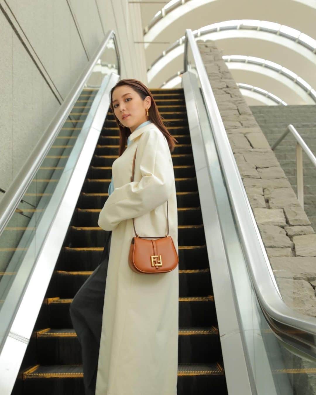 石川恋さんのインスタグラム写真 - (石川恋Instagram)「@fendi Women’s Autumn/Winter 2023-24 Collection⚡️ 爽やかな色合いとメンズライクなシルエットがツボでした。 コーデに合わせてヘアメイクもキリッと☺️ #FendiFW23 #PR @mrkimjones @silviaventurinifendi @delfinadelettrez」7月12日 18時35分 - ren_ishikawa