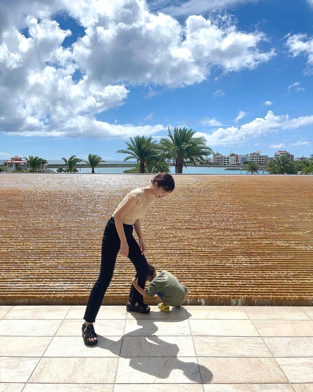 夏江紘実のインスタグラム：「. お掴まり頂いているのでどうやって動こうか🥹💭笑 太陽を浴びて夏を感じて、東京帰ってきてもしっかり変わらず夏だった😆🙌🌴🌺 . .」
