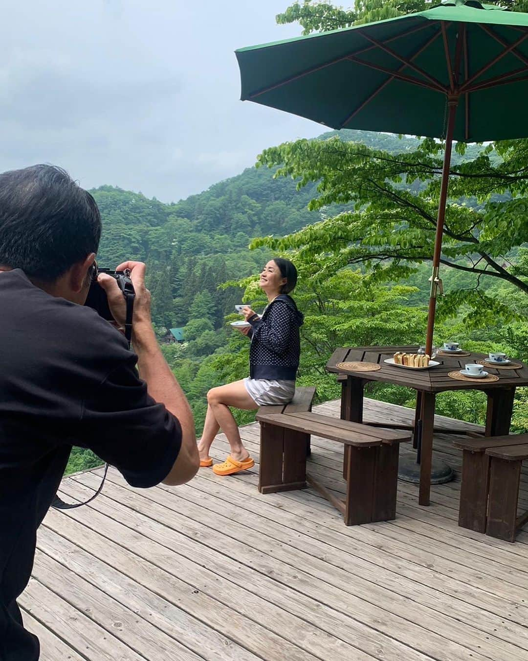 橋本志穂さんのインスタグラム写真 - (橋本志穂Instagram)「軽井沢の情報誌 軽井沢ヴィネット  次号に私の山の家での過ごし方をご紹介していただきます。  前回軽井沢に行った時に撮影したんです。  総理たちの夏休み、、、 に並んで、私の軽井沢ライフをご紹介いただくなんて、、😅 ちょっと気恥ずかしいですがー🤣 軽井沢にお出かけの際は 手にとってみてくださいませー。  今月は、7/23に大賀ホールで演奏会の司会の仕事を、、  そして、7/30は大賀ホールのステージに立って フルートを演奏したりと 私もまた、軽井沢に滞在する時間が多くなりそう🥰  レイクニュータウンにオープンした米粉パン専門の Riz軽井沢のことも ヴィネットに紹介してもらっています。  滞在中の週末、私も レイクニュータウンに行くことも多くなると思うので、 Riz軽井沢もよろしくね‼️  レイクニュータウンの中にある　私のお気に入りの洋服屋さん パサパも、夏の間はやってるし〜 掘り出し物探せます。  レイクニュータウン おすすめスポットです。  軽井沢ヴィネットは ツルヤのレジ付近にも置いてあったり、、、 軽井沢のカフェやレストランにも たくさん置いてある 地元じゃ有名な情報誌です。ぜひ、ご覧くださいませー  #軽井沢 #ヴィネット #Karuizawa #vignette」7月12日 18時30分 - shihohashimoto3