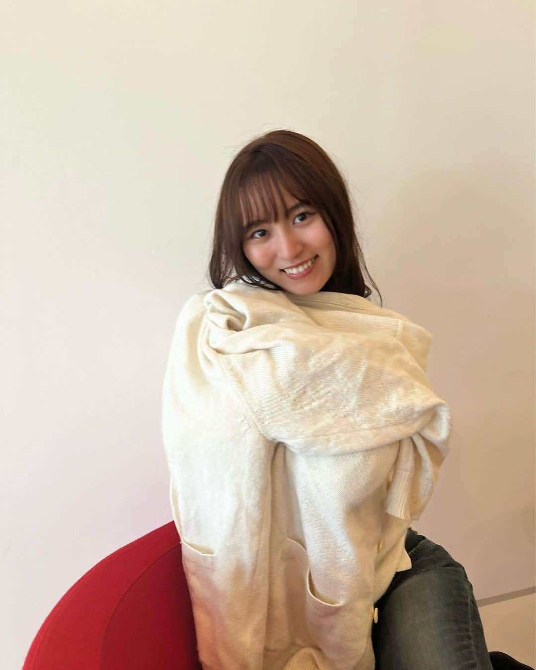 杉岡泉美のインスタグラム：「今日もメンバーと一緒でした🥰 休憩時間にくつろいでいたので、髪の毛がボサボサです🙉😶‍🌫️ #今日もお疲れ様です」