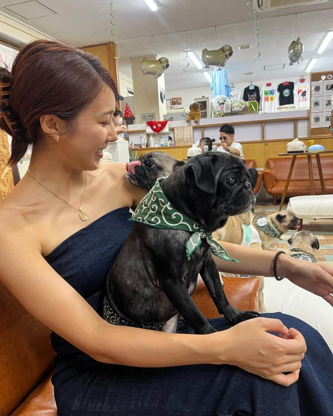 Moka さんのインスタグラム写真 - (Moka Instagram)「沖縄のパグカフェ☀️  @pugcafe_dogsalon_wan   東京で一度犬カフェ行ったらみんな猫みたいな性格で全然かまってもらえなかったんだけど、ここの子たちはすごい人懐っこくて可愛すぎた♡  保護犬など里親募集中の子たちもいて愛に溢れた素敵なお店でした！  ぜひ行ってみてください✨  #フリーモデル #フリーランスモデル #フリーモデル東京 #東京モデル #モデル東京 #広告モデル #イメージモデル #撮影 #撮影モデル #撮影依頼受付中 #撮影依頼募集中 #インフルエンサー #インスタグラマー #一人旅 #ひとり旅 #一人旅女子 #旅人 #旅行好き #旅行好き女子 #旅女 #タビジョ #旅ガール #沖縄 #沖縄観光 #パグ #パグスタグラム #パグ好き #パグカフェ #パグ犬 #犬カフェ」7月12日 18時33分 - moka_030n
