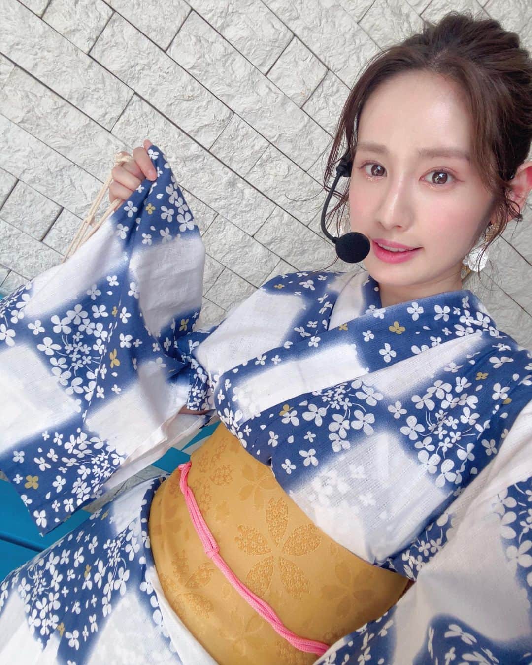カブトムシゆかりのインスタグラム：「. 浴衣で収録でした👘♡ . わいわい楽しい空間でした🥰 . 今回も水瀬さんとチームで嬉しすぎましたね🥹✨ . おねえさまがたにも会えて最高でした！ . レオ子さんのモダン浴衣すてき！ . 夏に放送なのでぜひ観てくださいまたお知らせします！ . . . #浴衣 #浴衣ヘアアレンジ #浴衣コーデ #大納涼祭 #暑すぎ」