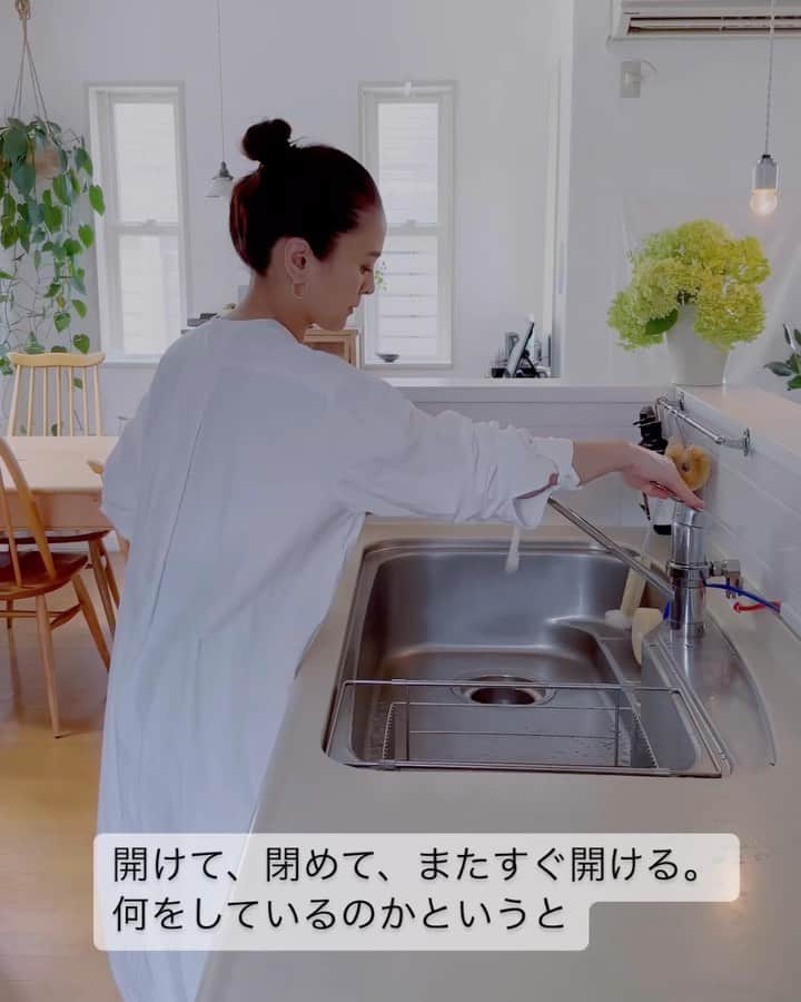asamiのインスタグラム：「素麺を作るときはいつも水道水を使っていましたが、茹でる水、洗う水、冷やす水を全部浄水器の水を使ったら、いつもの素麺がとても美味しく変わりました！  トレビーノブランチは、今お使いの水栓はもちろん、海外ブランド水栓など様々な水栓に取付けが可能になった浄水器です。 (※一部取り付けが出来ない場合もございますので、気になる方はお問い合わせください)  水道水と浄水の切り替えは、水栓のレバー操作だけでできる日本で初めての浄水システムで、キッチンのデザインを損なわず、蛇口周りもすっきり！  東レによると「4人世帯で1日に使用する浄水量は7.2L」とのことなので、年間4,000リットル、1日あたり約10L使用できるカートリッジ1本でたっぷり使えます＾＾  @toray_vino #PR #東レ#トレビーノ＃トレビーノブランチ #アンダーシンク #浄水噐#浄水#キッチン#暮らし#暮らしを整える#日々」