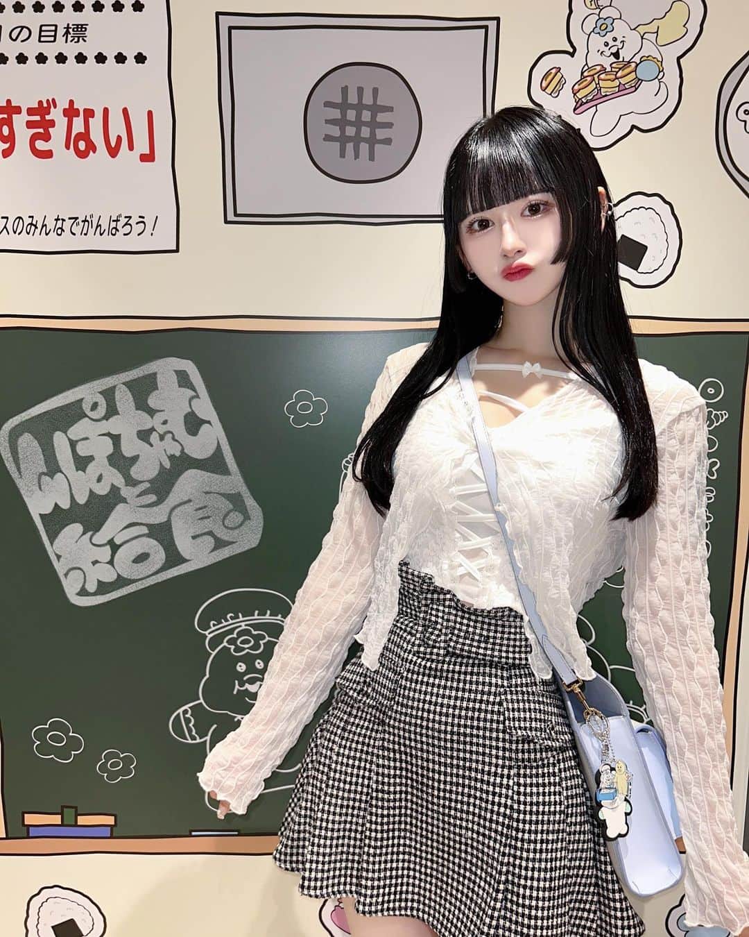 狐波ろんのインスタグラム：「みなさん手を合わせてください！合わせました！いただきます！  . #んぽちゃむと給食 #黒髪ぱっつん #ootd」
