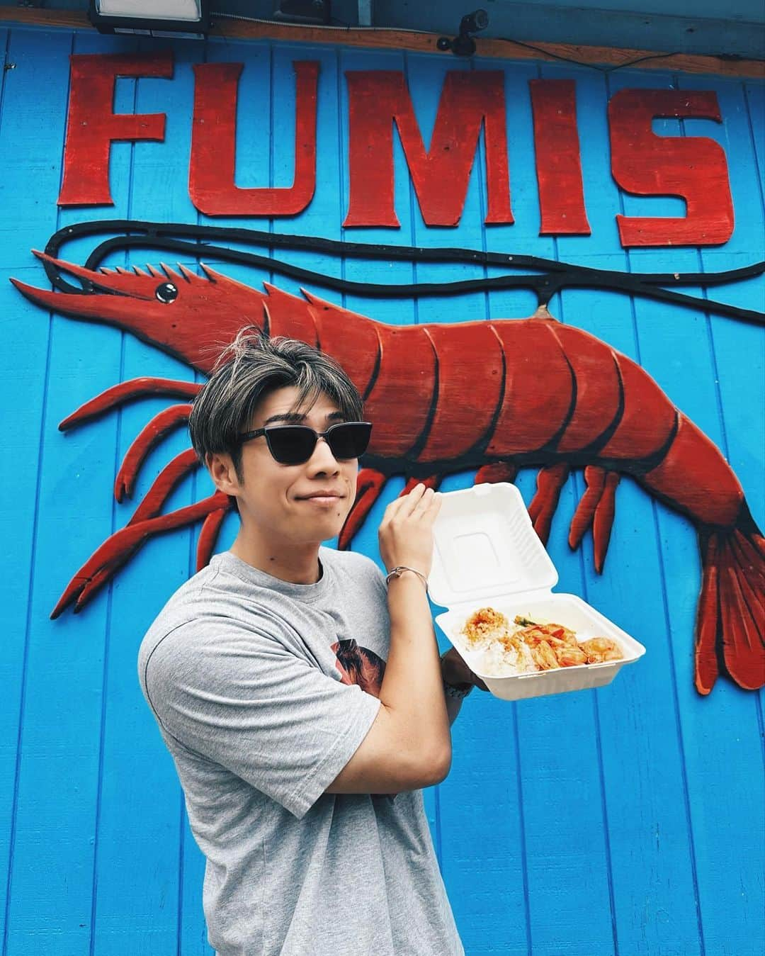 黄皓のインスタグラム：「ハワイホノルルで絶対に行くべきスポット🦐  ノースショアの近くの Fumi’s Kafuku shrimp‼️  本当に美味しい。 マジにうまい。 飛んだ。笑  空港からレンタカー借りてそのまま向かったんだけど、青空の下、オープンカーでドライブを楽しみながらノースショアをみつつ、約一時間。  着いたらとんでもない人だかりだけど案外10分ほどでありつけました😋  日曜だったおかげもあってか生演奏で歌を聴きながら食べるスパイシーガーリックシュリンプは悶絶でした笑  16ドル(2300円くらい？)だけど十分に価値のある一緒でしたとさ🤤  外のテーブルの上には食物がたくさんあるんだけどみんな葉っぱに願いを刻んでるの見て日本の七夕的なイメージでした笑  せっかくならサーフィン好きな方はサーフィンの前後に、俺らはサーフィンしない代わりにこの後スカイダイビング🪂してきました😆 ぜひハワイ旅行考えてる方はおすすめ😆 再訪確定🔥」