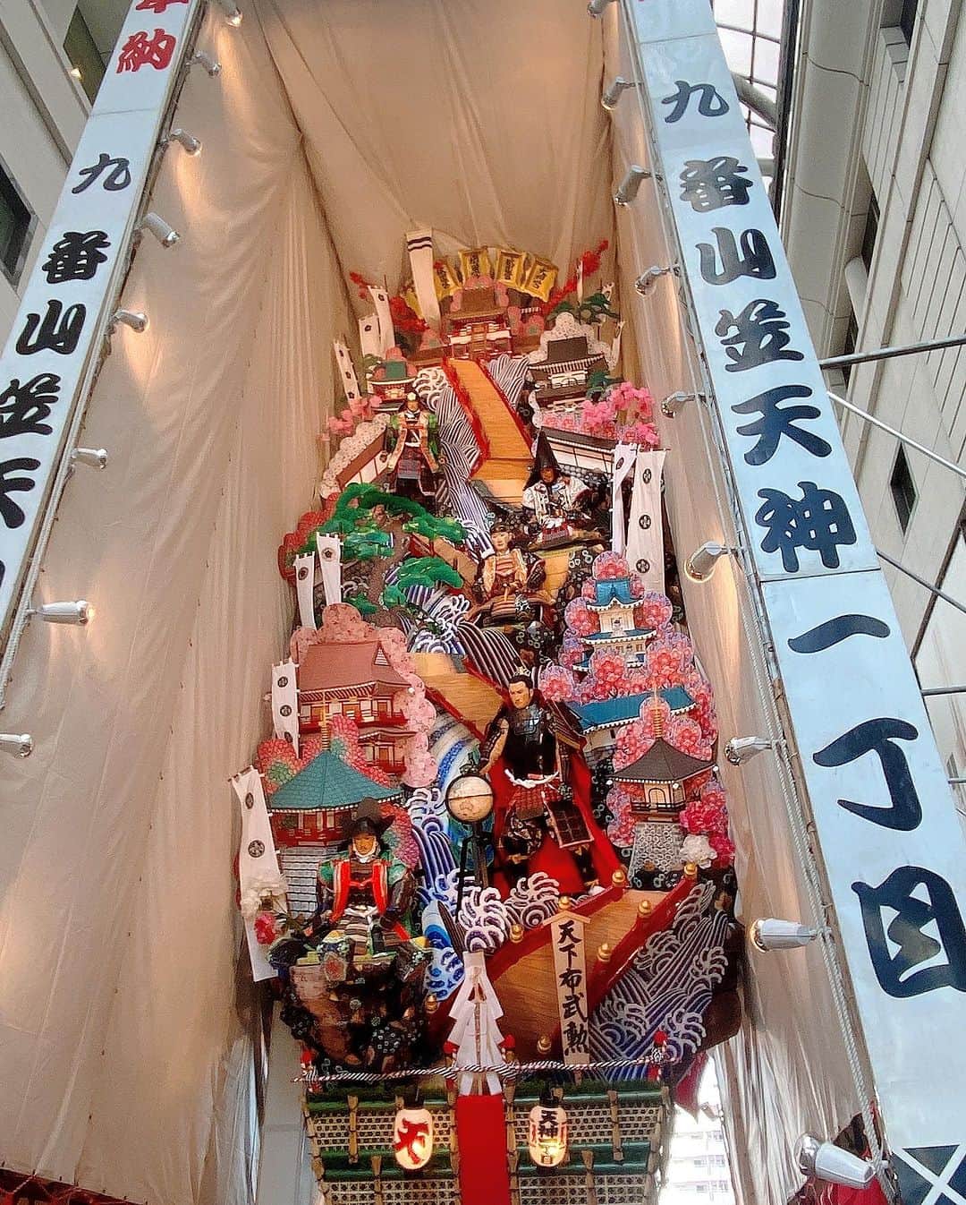 三浦泉さんのインスタグラム写真 - (三浦泉Instagram)「*♪¸¸.•*¨･:*ೄ·*♪¸¸.•*¨･:*ೄ*♪¸¸.•*¨･:*ೄ··*♪¸¸.•*¨･  天神のソラリアプラザ、大丸は 博多山笠のイベントで展示されてありました。🥹  　雨で　生憎　警戒注意報でしたが、 大丈夫でした✨　  　快晴　帰省も終わりで これから東京に戻ります✈️💕  *♪¸¸.•*¨･:*ೄ·*♪¸¸.•*¨･:*ೄ*♪¸¸.•*¨･:*ೄ··*♪¸¸.•*¨･  #博多山笠 #帰省 #帰省ライフ」7月12日 18時39分 - princessizu1201