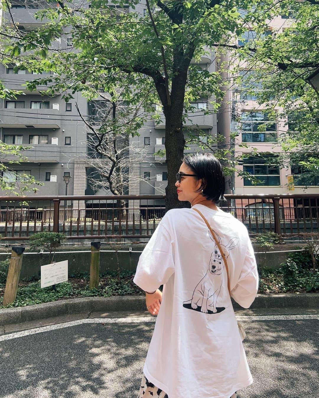 忍舞のインスタグラム：「ラフメンズコーデ。 @save.the.animals385 のTシャツは今年もget✨ いつもイラストがすき。 ビッグTとメンズのパンツで  このパンツも２年目❓３年目❓だね。  #しのぶんコーデ #メンズコーデ」