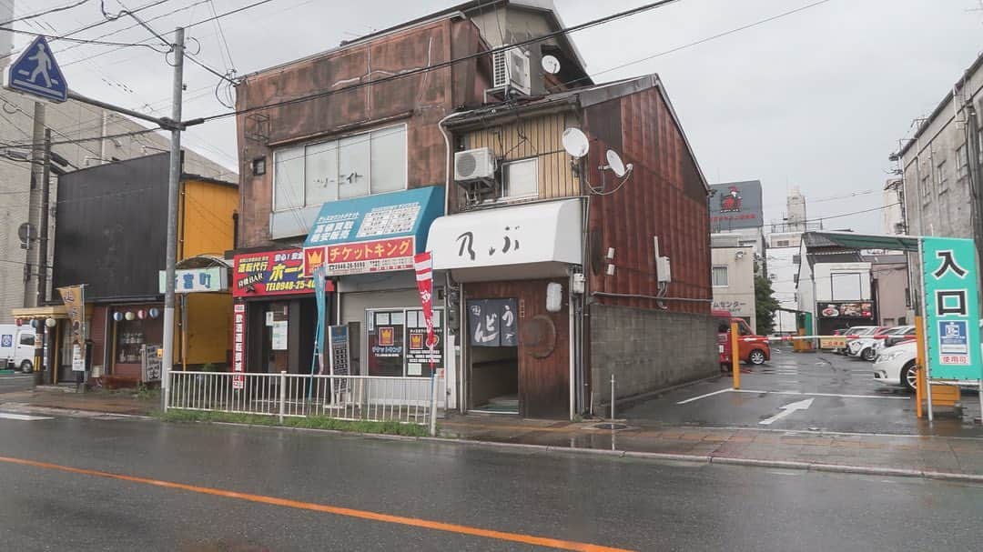 テレビ西日本「ももち浜ストア」さんのインスタグラム写真 - (テレビ西日本「ももち浜ストア」Instagram)「🍽📺 #今日のももち浜ストア  7/12(水)『うどんMAP』では、 アキラくん ( @akira_okazawa )が #飯塚市 の ｢立喰うどん 乃ぶ｣と #直方市 の ｢うどん処 たまや｣を訪問😋✨ 　 🌟 #ももち浜ストアの筑豊エリアPICKUP 🥢 #ももち浜ストアのうどん特集 　   ✡ 立喰うどん 乃ぶ (福岡県飯塚市本町) 📸Pic2-5枚目 ◆飯塚本町商店街のすぐ近くにあるうどん店 ◆深夜2時頃まで開いているので   地元の方は呑んだ後に〆で訪れるそう！   🥢 #肉うどん 690円(税込み) ☑️ カツオ/昆布ベース 濃いめにとったダシ ☑️ 飯塚民好みの柔らかい手打ち麺    🥢 #おむすび 各140円(税込み) 明太子/鮭/昆布/梅干/しそ 　   　 ✡ うどん処 たまや (福岡県直方市古町) 📸6-10枚目 ◆直方商店街の入口に佇む 2022年オープンのうどん店 ◆関西では定番の"かすうどん"が味わえる ◆手作りチーズケーキも大人気🧀   🥢 #かすうどん 550円(税込み) ☑️ 宗像｢三日月庵｣のダシ/京都から取り寄せた"油かす"を使用 ☑️ お腹いっぱい食べてもらうため 麺が多めの一杯 　 　 次回は『 #福岡市南区 』からスタート予定！ 果たしてどんなうどんが登場するのか⁉️おたのしみに👀 　 　   📺「うどんの人」 #岡澤アキラ( @akira_okazawa )が 福岡県内のうどん店を巡る「うどんMAP」は、 ももち浜ストア内で"毎週水曜日"に放送中！！ “ #うどん愛 ”あふれる 食べっぷりにも注目です😋   ※掲載の情報は全て放送時点での情報です。提供内容や金額が 変更となっている可能性がございますのでご了承ください。   ＝＝＝＝＝＝＝＝＝ [ももち浜ストア] ▪︎TNC テレビ西日本 ▪︎毎週月-金 9:50〜 『LIVE　福岡』を合言葉に、福岡の旬な出来事を #ももち浜 から さらに早く、より楽しく、わかりやすくお届けします！ ＝＝＝＝＝＝＝＝＝   #ももち浜ストア　#岡澤アキラ　 #福岡うどん #博多うどん #立喰うどん乃ぶ  #飯塚グルメ #飯塚ランチ #飯塚うどん #福岡肉うどん #うどん処たまや #直方グルメ #直方ランチ #直方うどん #直方スイーツ #福岡かすうどん #かすうどん」7月12日 19時00分 - momochihamastore8