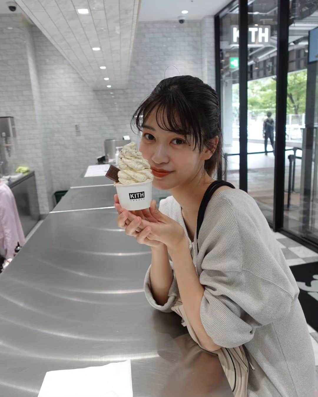 東李苑のインスタグラム：「東京35度超えの猛暑日しんどすぎて溶けてる🫠 このあいだラジオでも紹介した シリアルがミックスされたアイスクリーム めちゃめちゃ美味しかったので記録～🍦 @kithtreatstokyo」