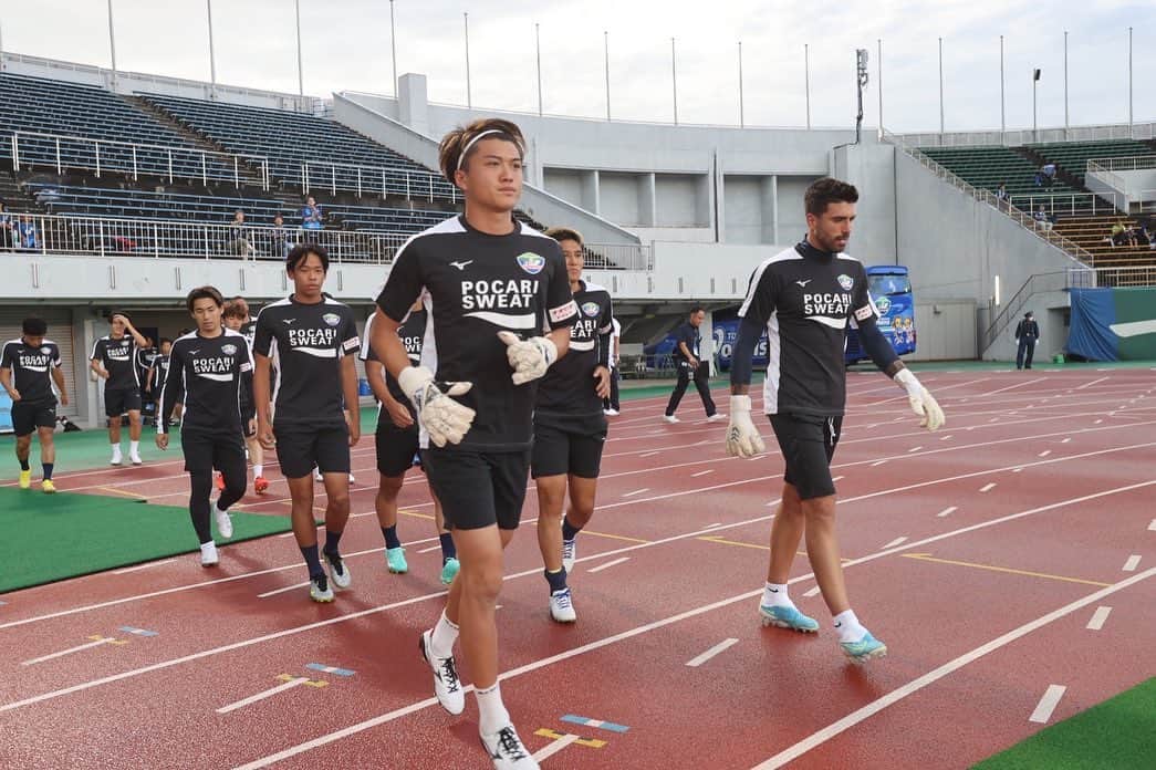 徳島ヴォルティスのインスタグラム：「【7/12(水)19:00 #天皇杯 3回戦 柏戦】  ピッチ内アップ🔥 まもなくKICKOFF！  #徳島ヴォルティス #vortis」