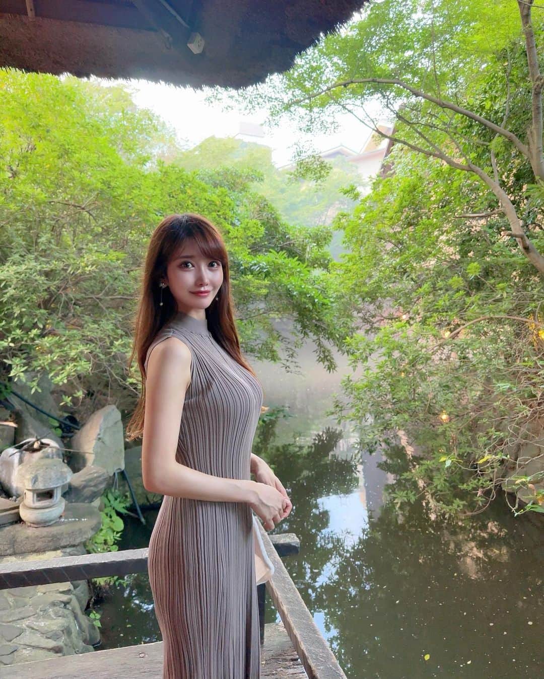 のインスタグラム：「. 🌿🌱🎐✨ . 椿山荘に江戸風鈴が300個ずらっと並んだ 風鈴の小道ができてたの✨ 風鈴の音色だいすき🎐 . 雲海ができたり、もう少し早い時期だと蛍が見れたり 椿山荘の庭園は都内に居ながら都内じゃないかのような空気感を味わえる🌿🫧 . とっても素敵だよね☺️ . . #椿山荘#東京#風鈴#江戸風鈴#chinzanso#chinzansogarden#japan#tokyo#windchimes#windchime#hotelchinzansotokyo#japanesegarden」